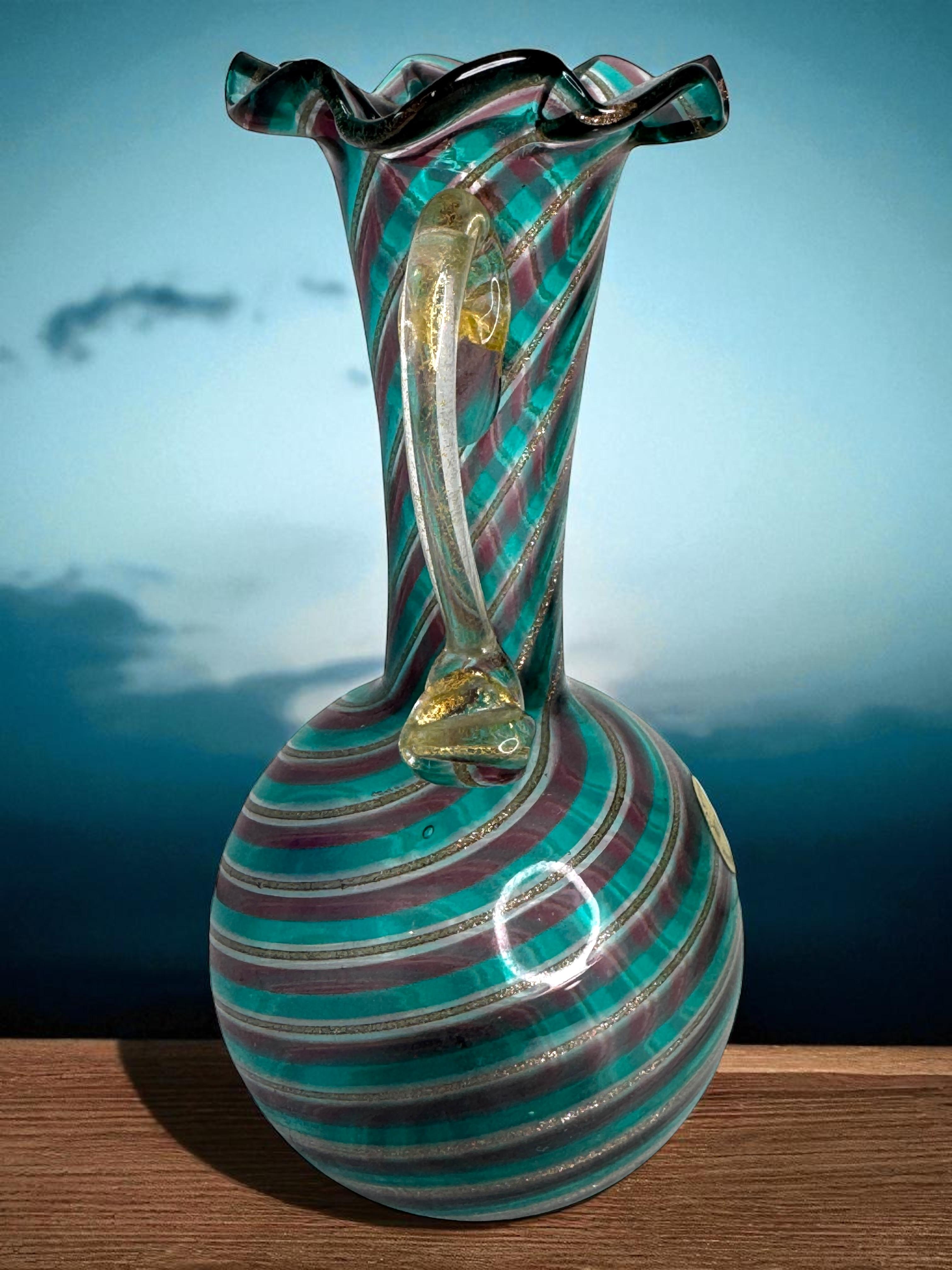 Vase urne à bourgeons néoclassique en verre d'art de Murano, Italie, années 1960 en vente 1