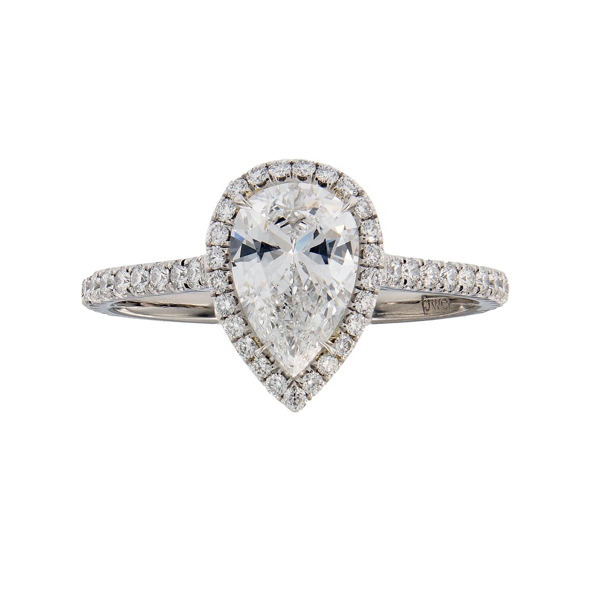 Atemberaubender Verlobungsring, handgefertigt in Platin. Ring mit einem birnenförmigen Diamanten von 0,88 Karat (Farbe D, Reinheit VS1) in der Mitte, umrahmt von einem schillernden Halo aus französischen Diamanten in Pflastertechnik. Das mit