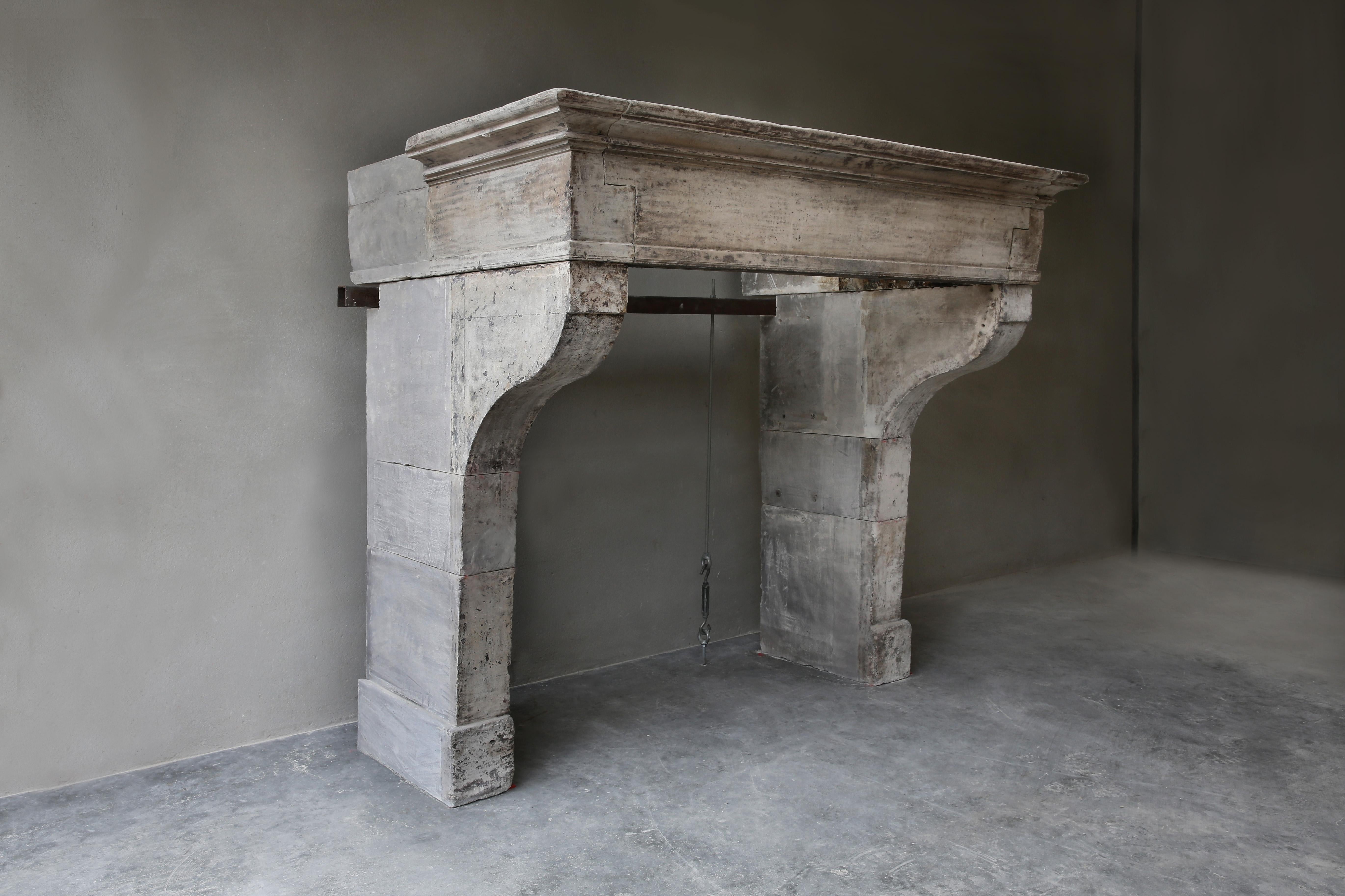 Very nice antique fireplace in French limestone. The front part is robust and has a nice mold. This fireplace dates from the 19th century and is in the style of Campagnarde. A fireplace with the right proportions and a sturdy appearance.