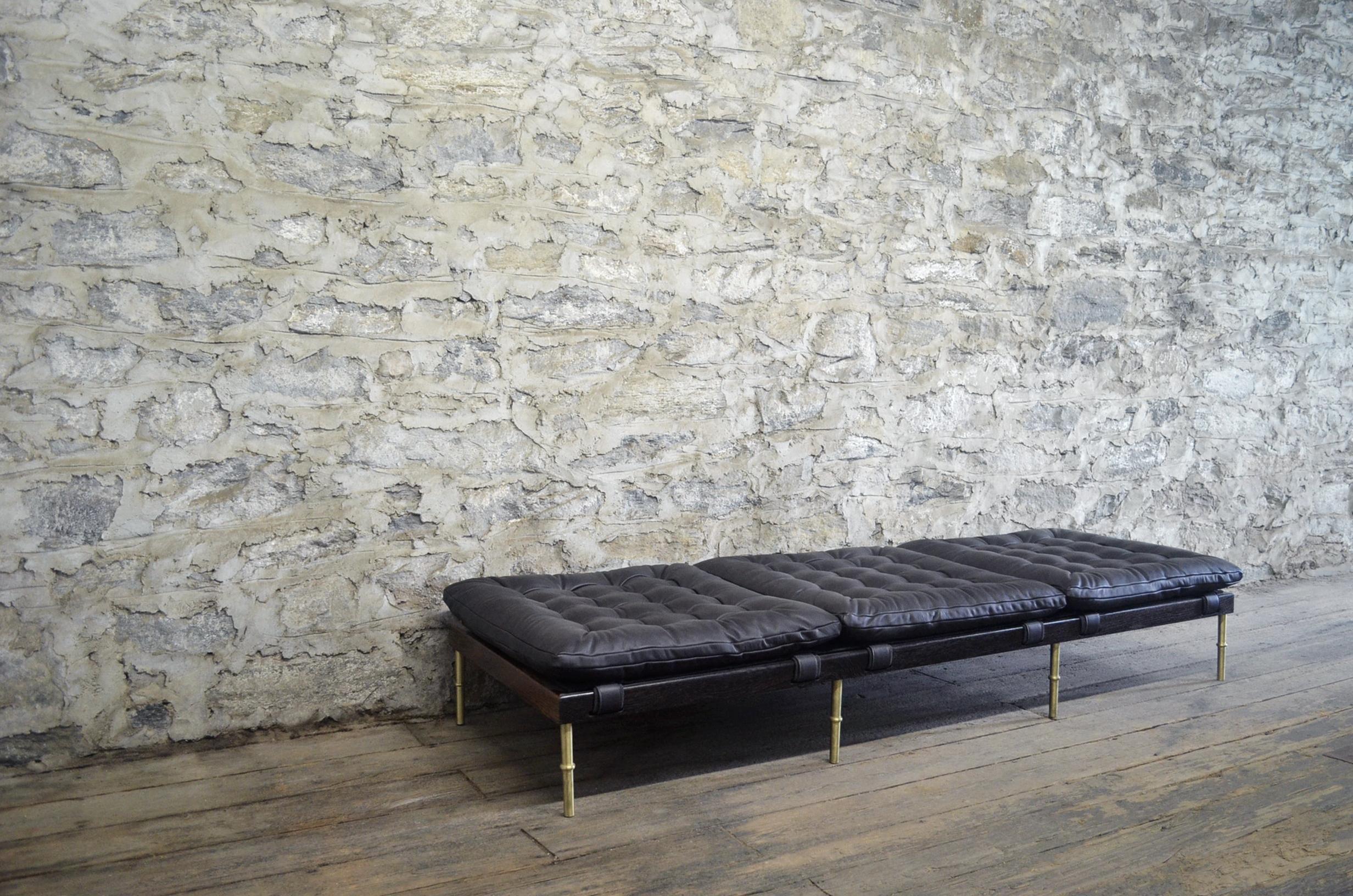 Die Campanha-Kollektion zeigt DLVs Interpretation der klassischen Campaigner-Möbel. Die getufteten Lederbezüge der Collection'S sind von einer robusten und raffinierten Ästhetik durchdrungen und werden durch sorgfältige und präzise Facetten aus