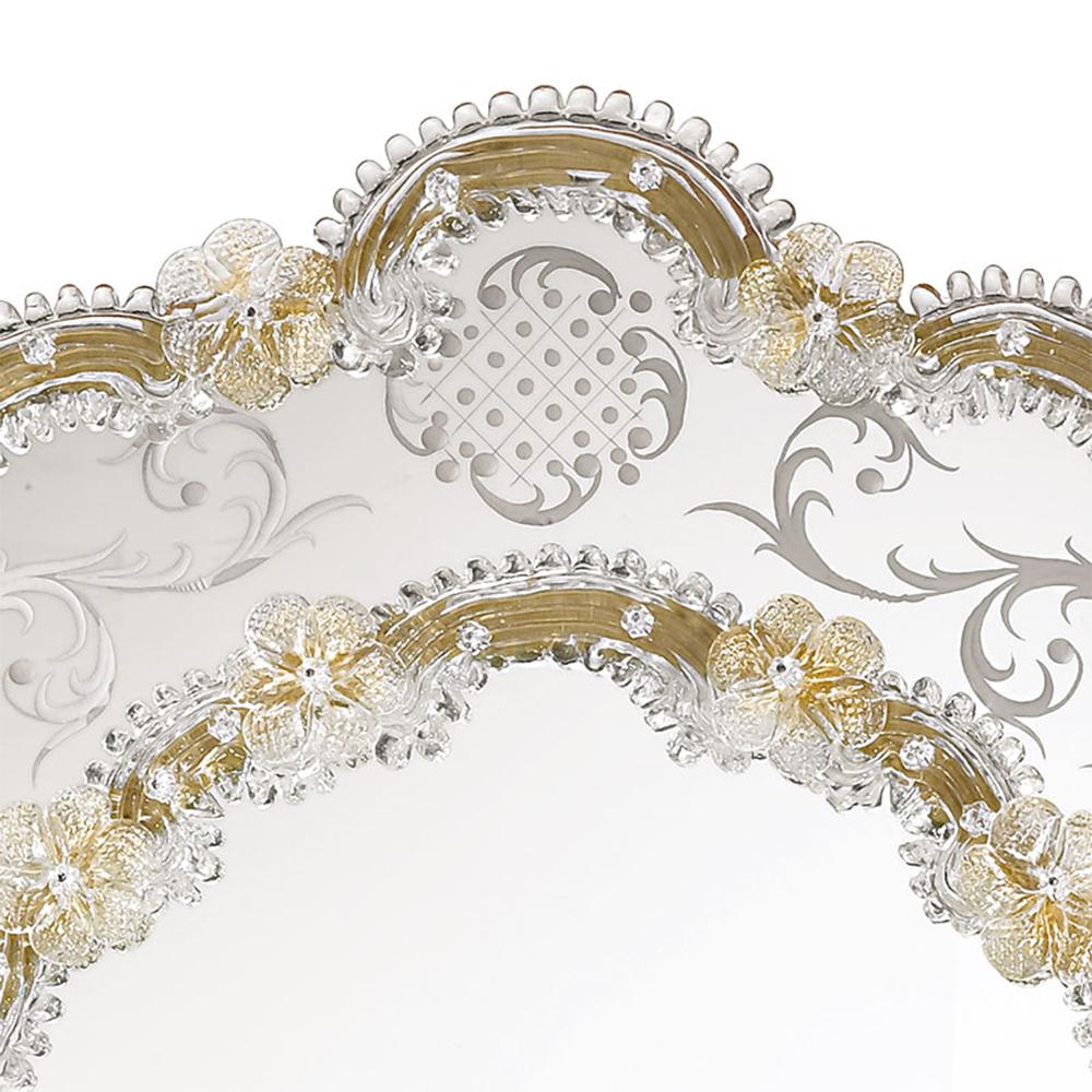 Mirror Campani with structure in solid wood 
with walnut colour finish and with crest and 
frame made of engraved glass with clear mirrored 
finish. Center glass in clear mirrored finish.
Frame engravings of floral and geometric