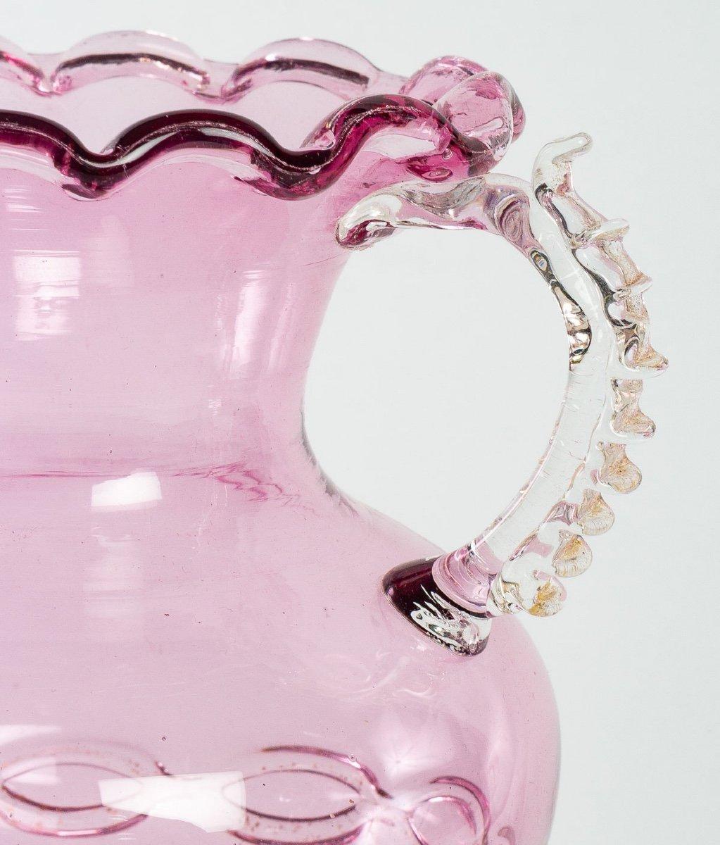 Schönes Glas, kampanförmig, auf dem Fuß, schillernde rosa Farbe. Ihr Schliff ist gelappt und am unteren Rand mit einer sehr hübschen Kette mit Goldpulvereinlage verziert.

Eine gerippte Kugel, fein hervorgehoben durch sechs Blumen mit