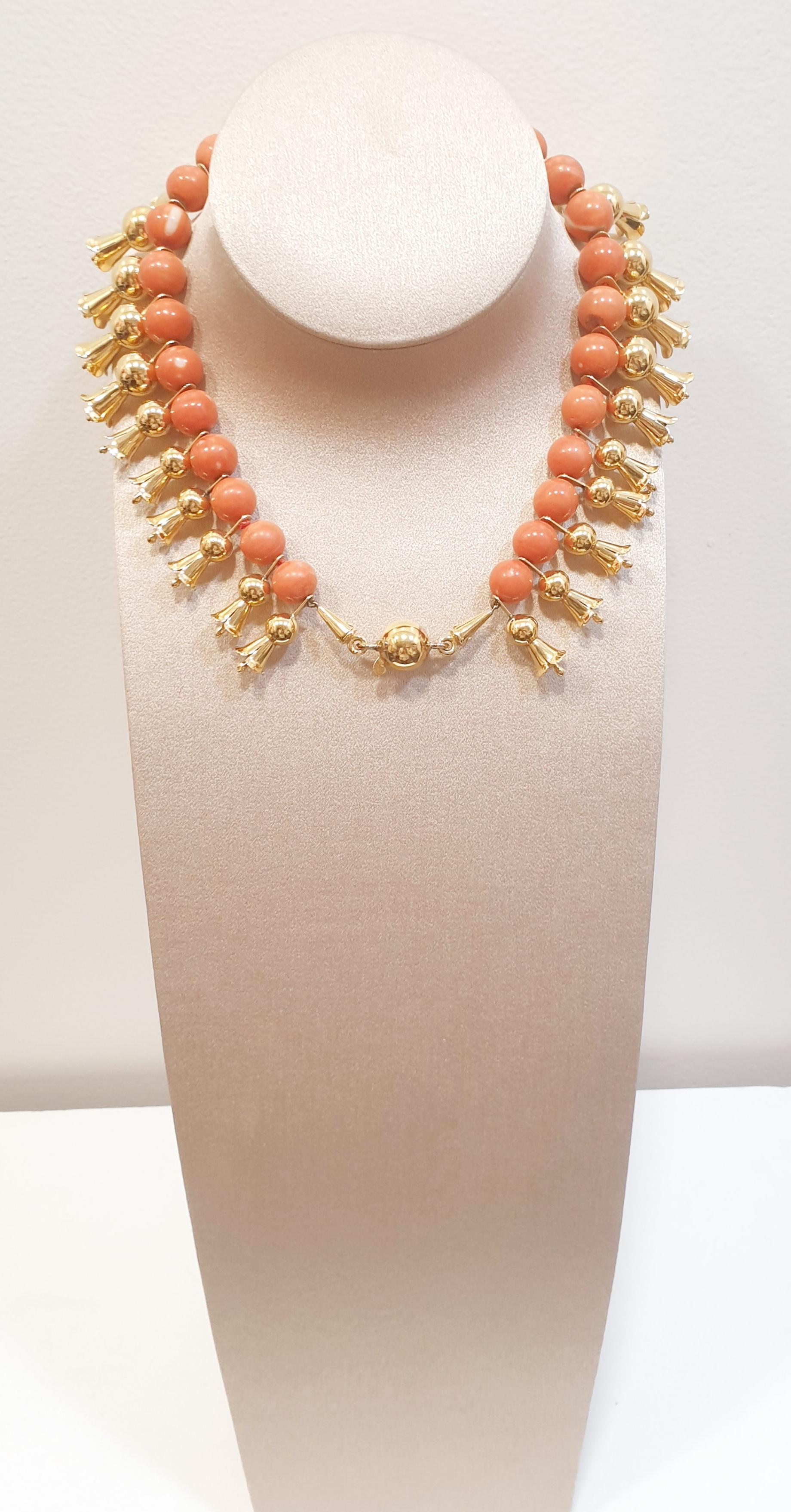 Campanula and Sardinian Coral 18 Gold Necklace from the 1970´s In Excellent Condition For Sale In Bilbao, ES
