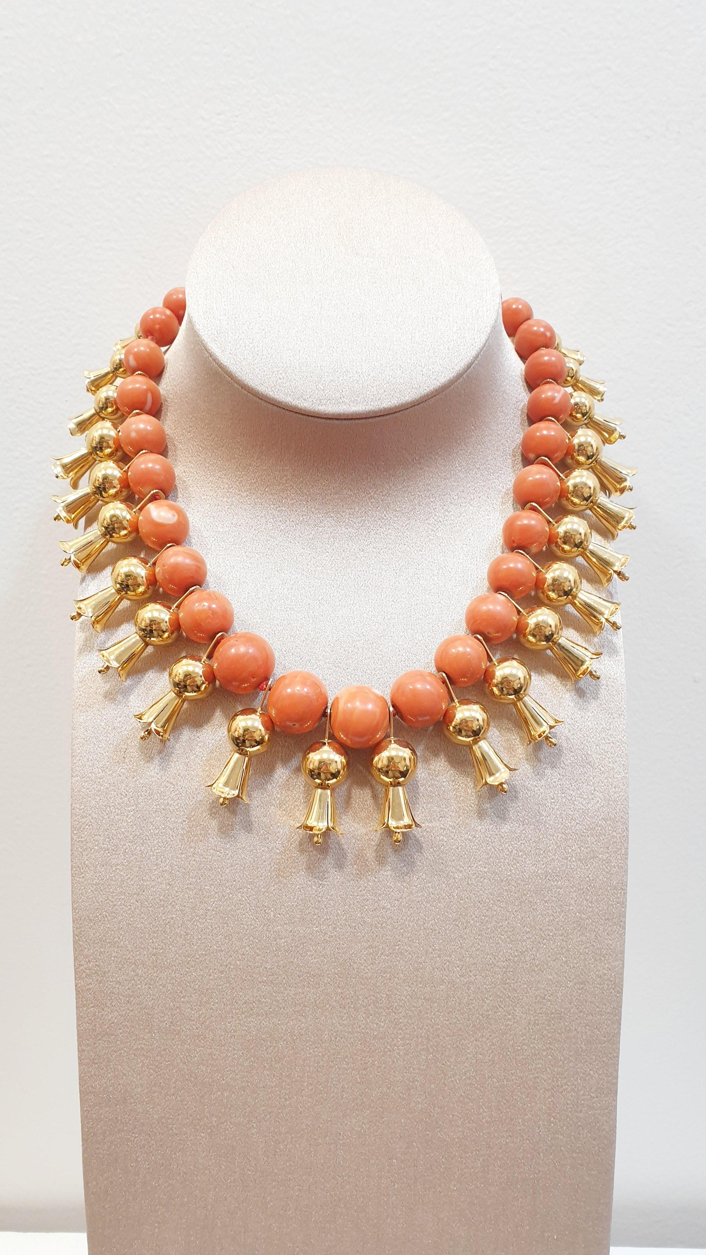 Campanula und sardische Koralle 18k Gold Halskette aus den 1960er Jahren
Elegant und originell  Statement-Halskette aus natürlichen sardischen Leuchtkorallen  mit 27 natürlichen, runden Korallenperlen, die
17mm  (0,66 in), 14mm (0,55in),  12 (0,47