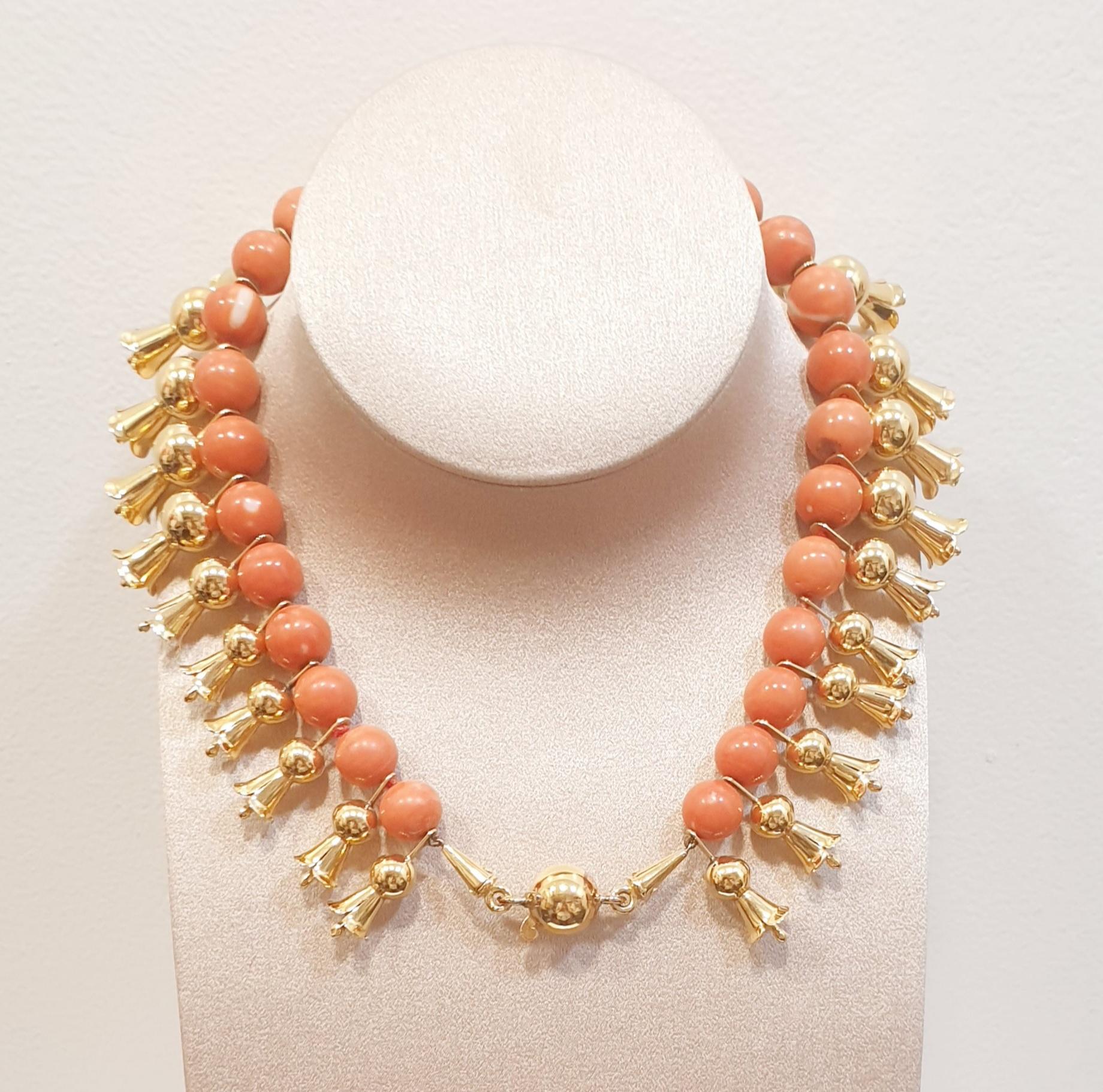 Round Cut Campanula and Sardinian Coral 18k Yellow Gold Necklace from the 1960´s For Sale