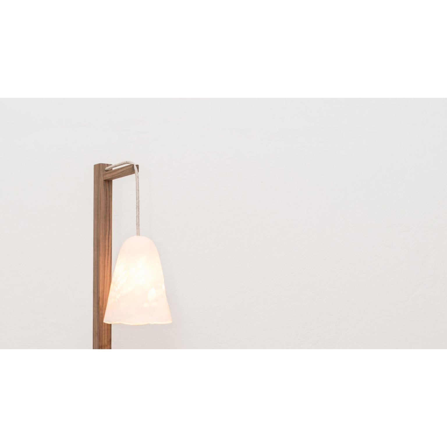 XXI secolo e contemporaneo Lampada da terra Campanula in Oak Oak naturale e porcellana di Frau Caze in vendita