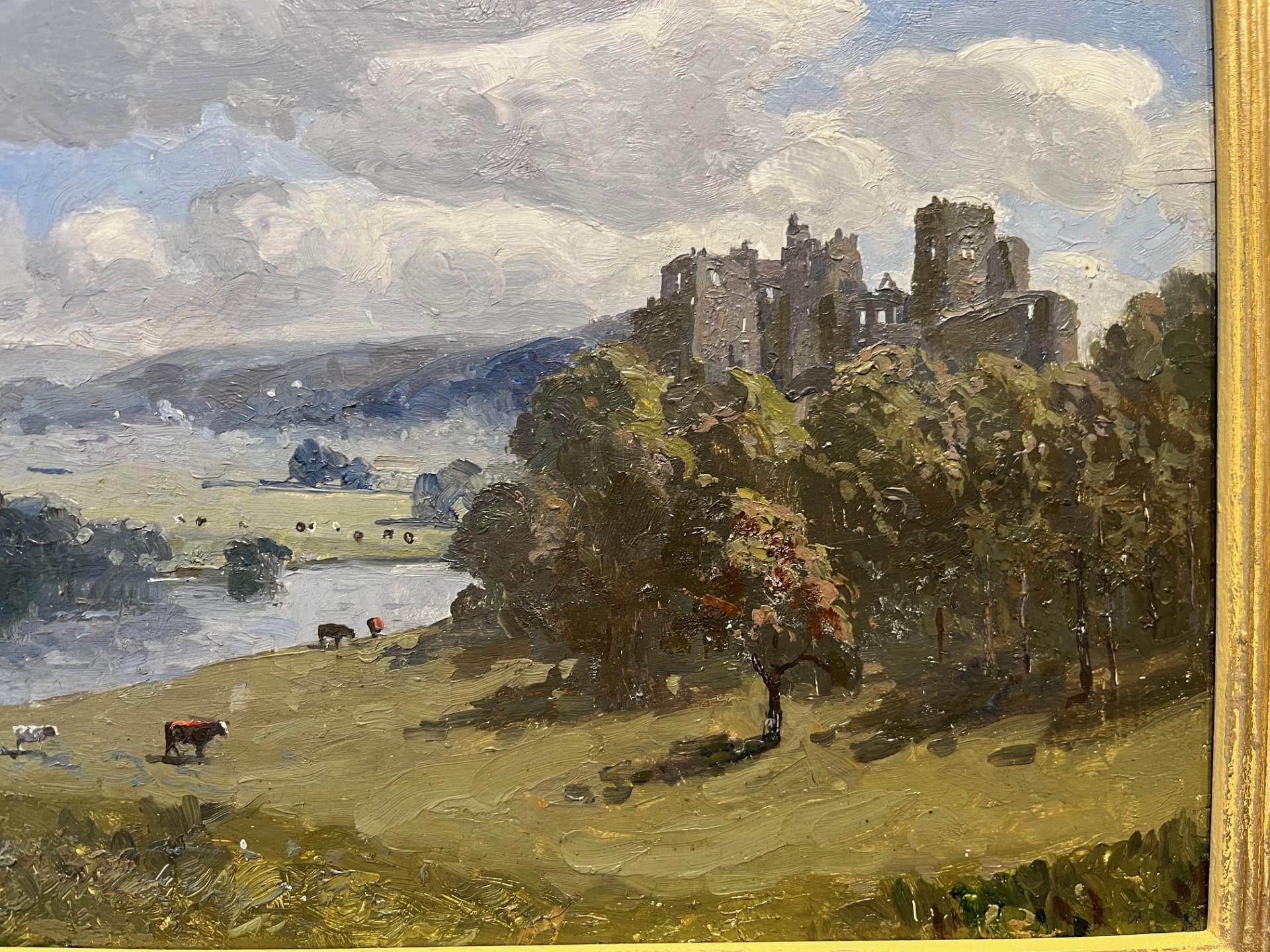 Le château de Goodrich sur la rivière Wye, Angleterre, avec du bétail s'abreuvant à l'huile  en vente 2