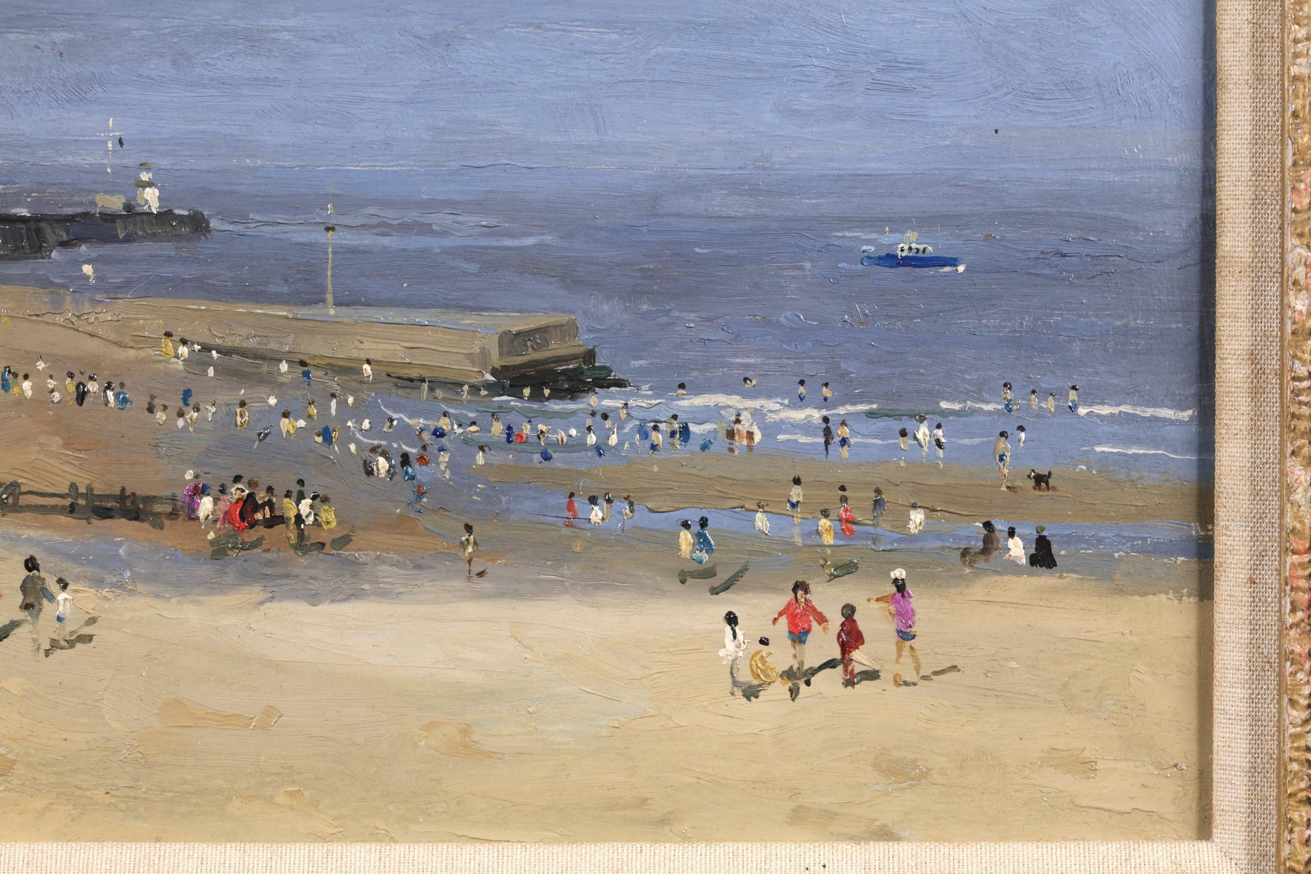 Figura su pannello firmata del pittore impressionista inglese Campbell Archibald Mellon. L'opera raffigura una veduta della spiaggia di Gorleston a Great Yarmouth, in Inghilterra, durante la bassa marea. Le famiglie si godono una giornata al