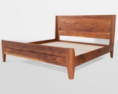 Cama Campbell, Cama King Moderna de Transición con Lamas de Fresno y Carpintería Esculpida