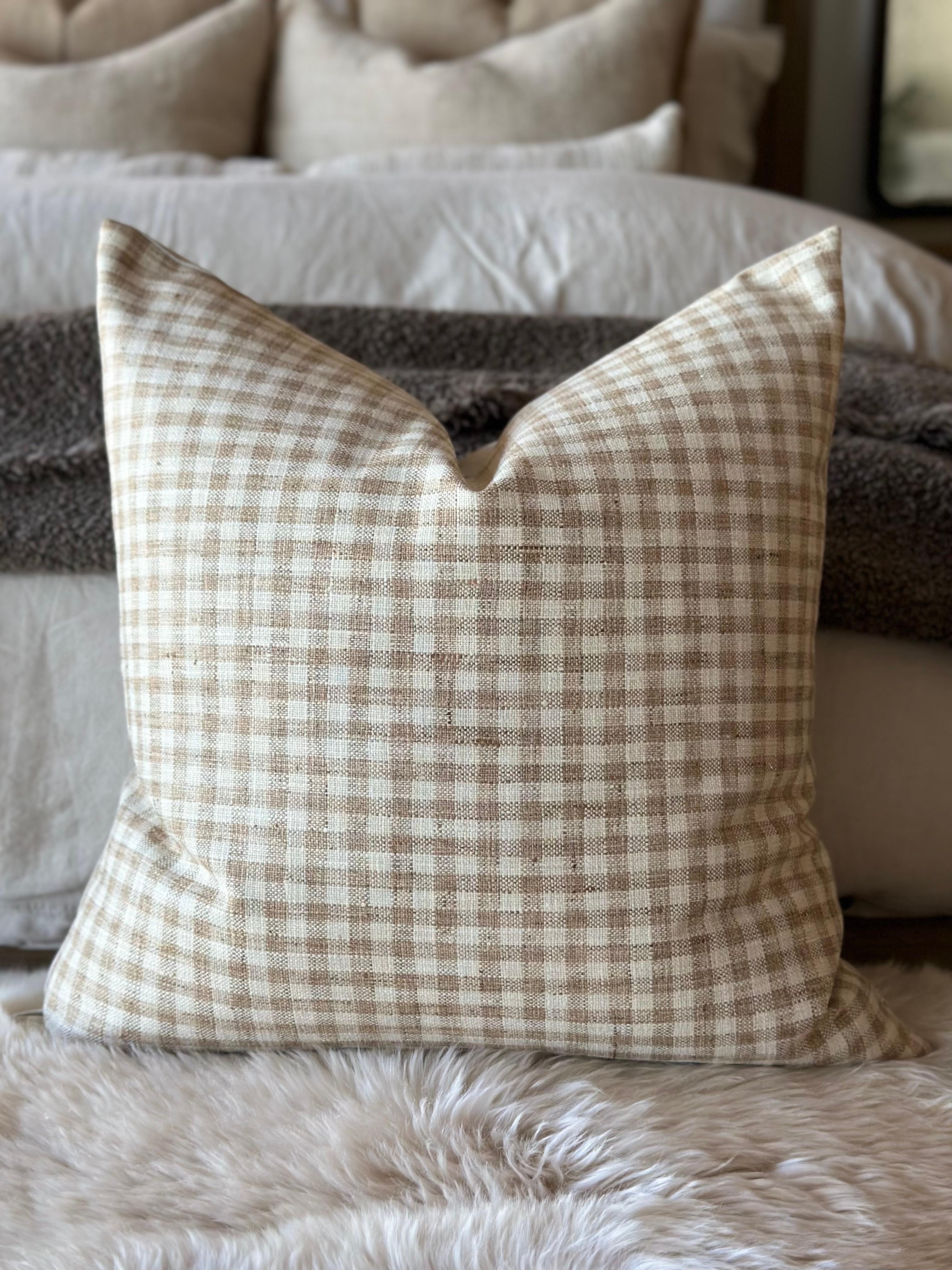 Campbell Checkered Linen Pillow with Down Feather Insert In New Condition In Brea, CA