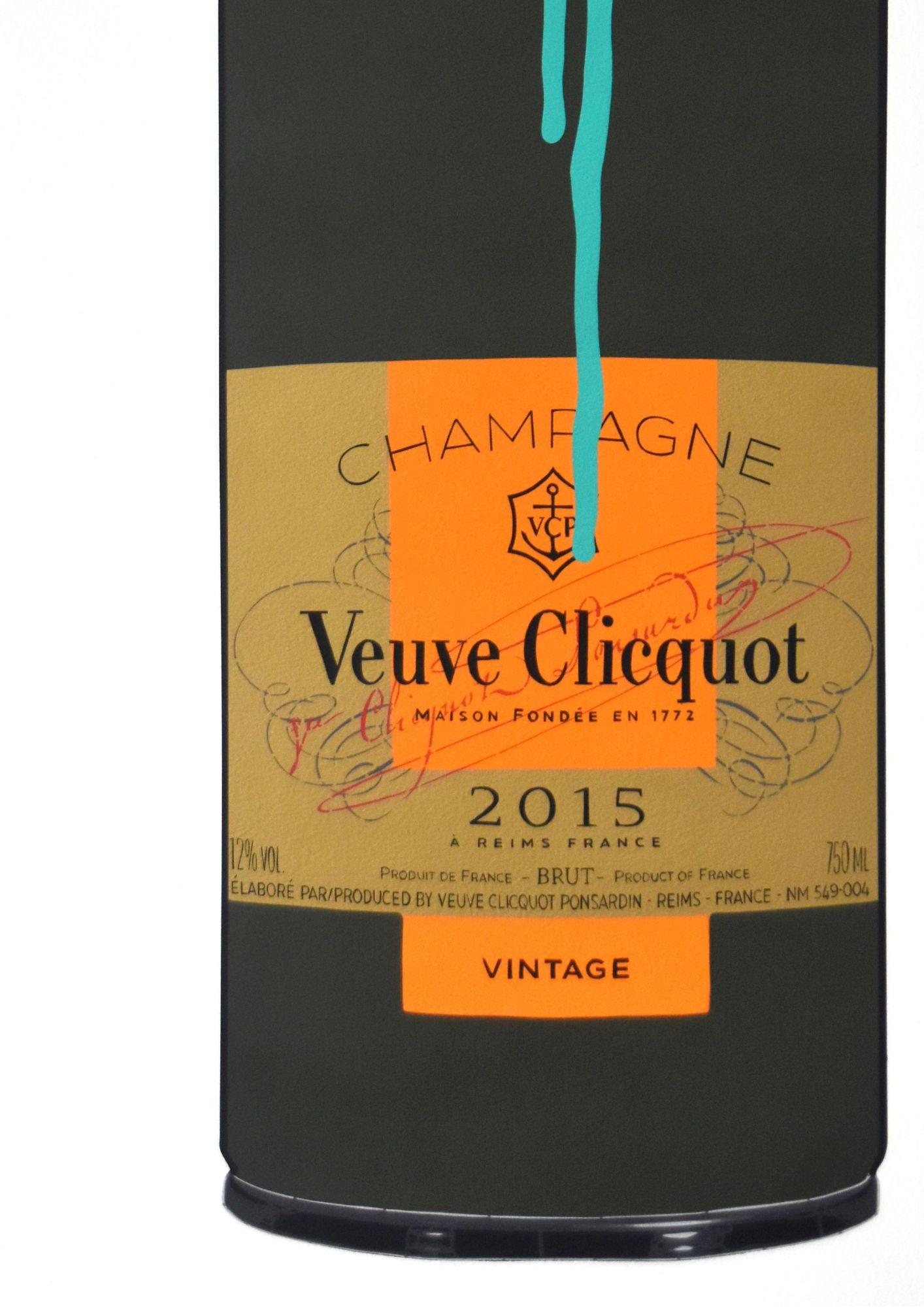 Veuve Clicquot Vintage 2015 (Goteo OVNI) - Figurative Painting Gris de Campbell la Pun
