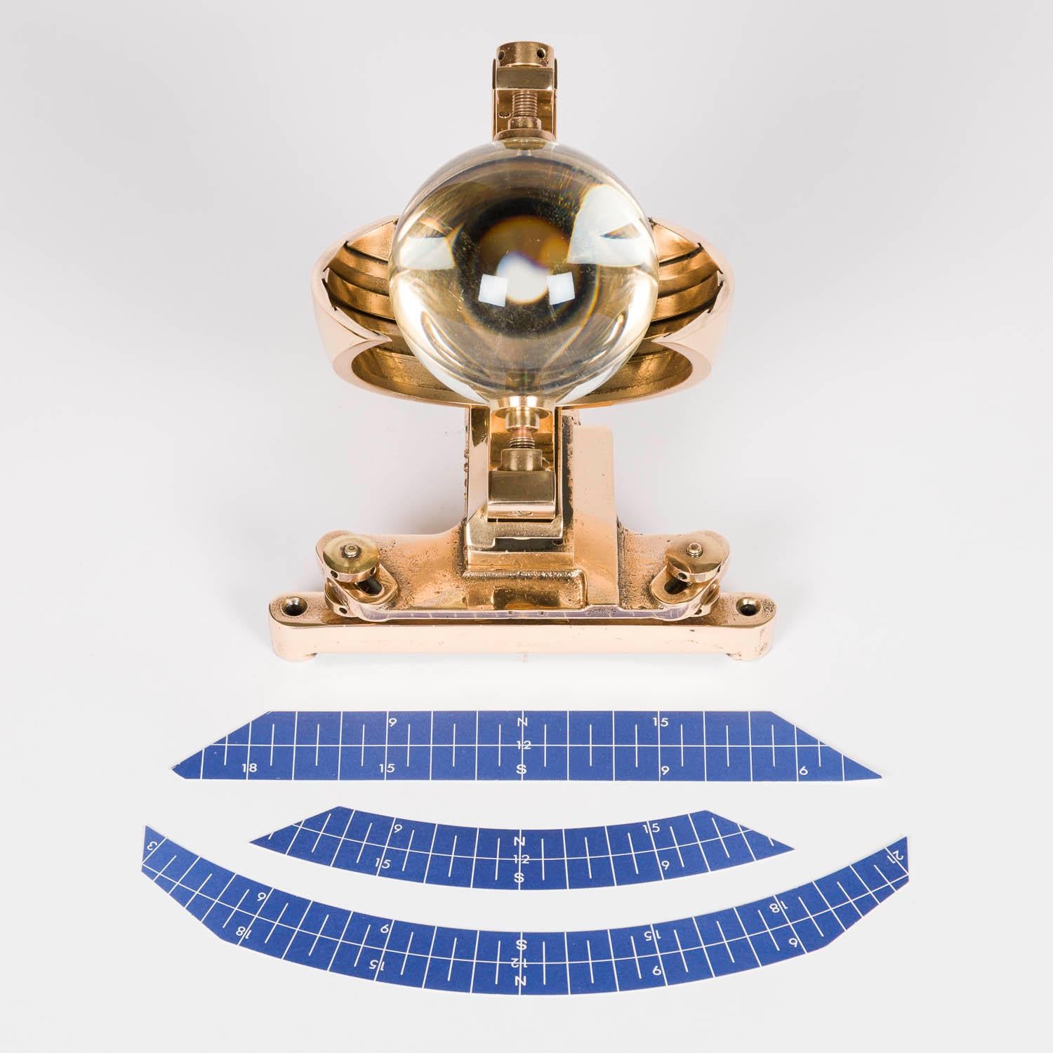 Enregistreur de soleil Campbell-Stokes du milieu du XXe siècle, par Casella & Co, Londres.

Modèle : Mk III C 45- 65 (latitudes 45° - 65°, Nord ou Sud). Sphère de verre de 4 pouces.

Numéro de série : 6962

Marqué : CASELLA LONDON MADE IN ENGLAND