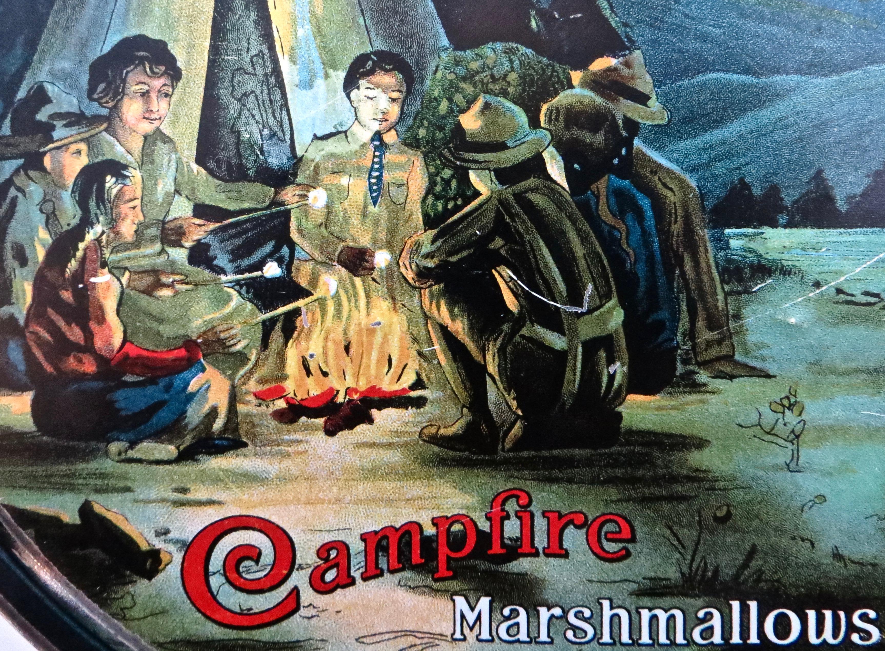 Artisanat Étain marshmallow « Campfire Supreme » à motif de garçon Scout, États-Unis, vers 1915 en vente