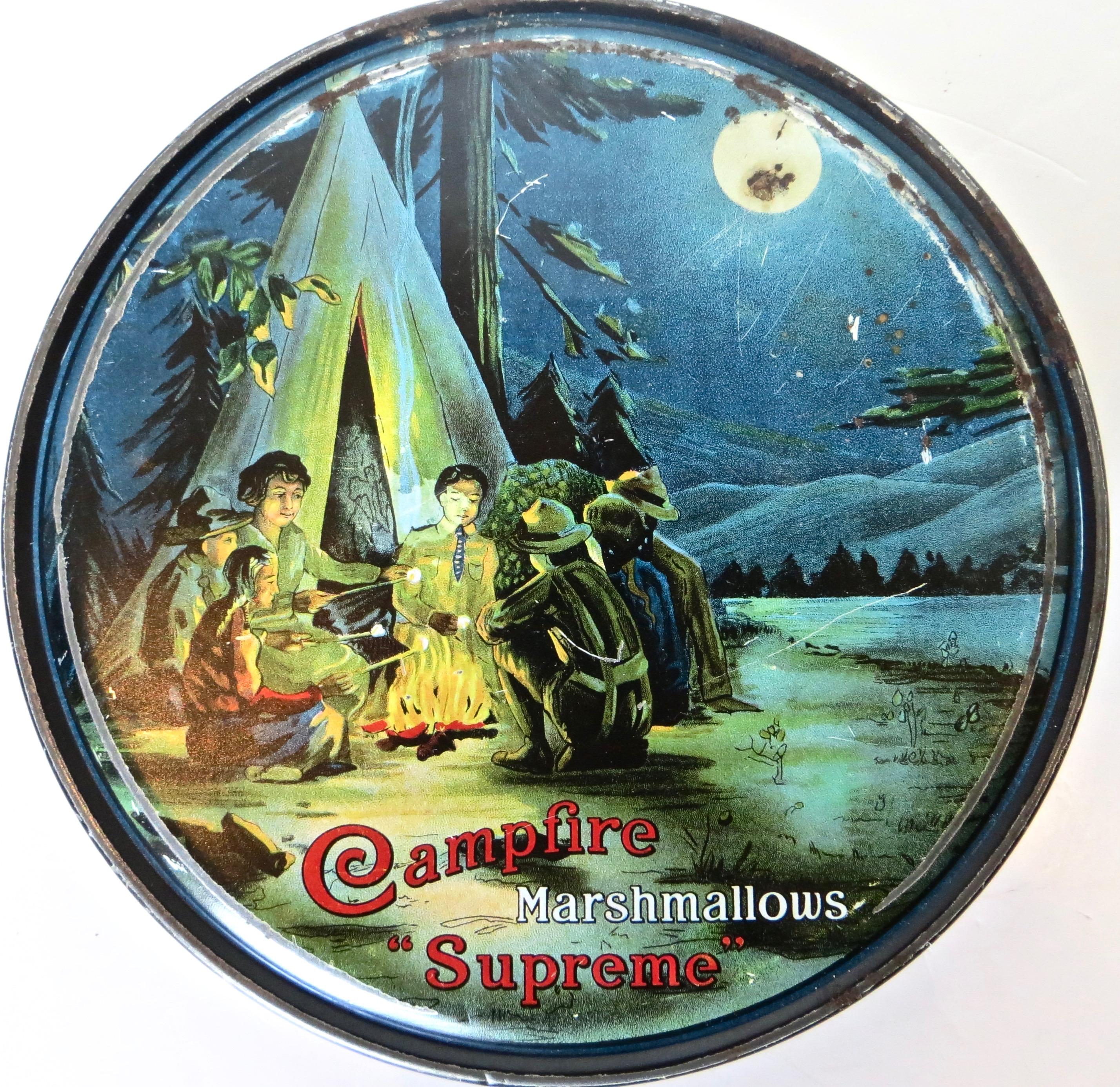 Début du 20ème siècle Étain marshmallow « Campfire Supreme » à motif de garçon Scout, États-Unis, vers 1915 en vente