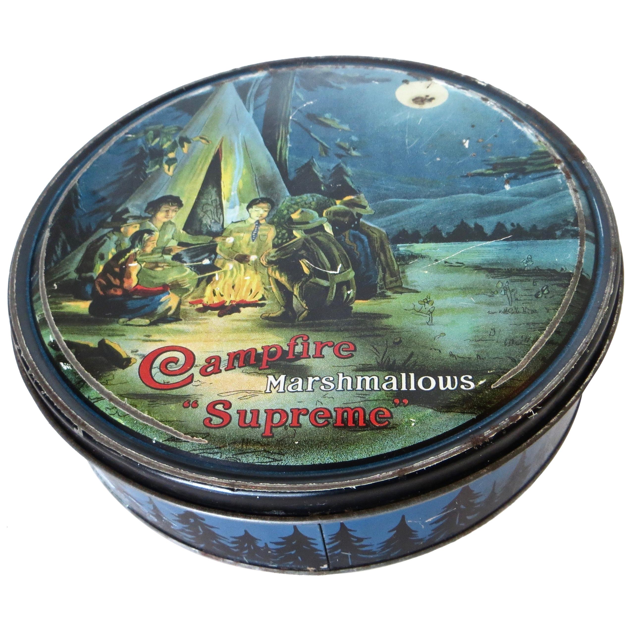Étain marshmallow « Campfire Supreme » à motif de garçon Scout, États-Unis, vers 1915 en vente