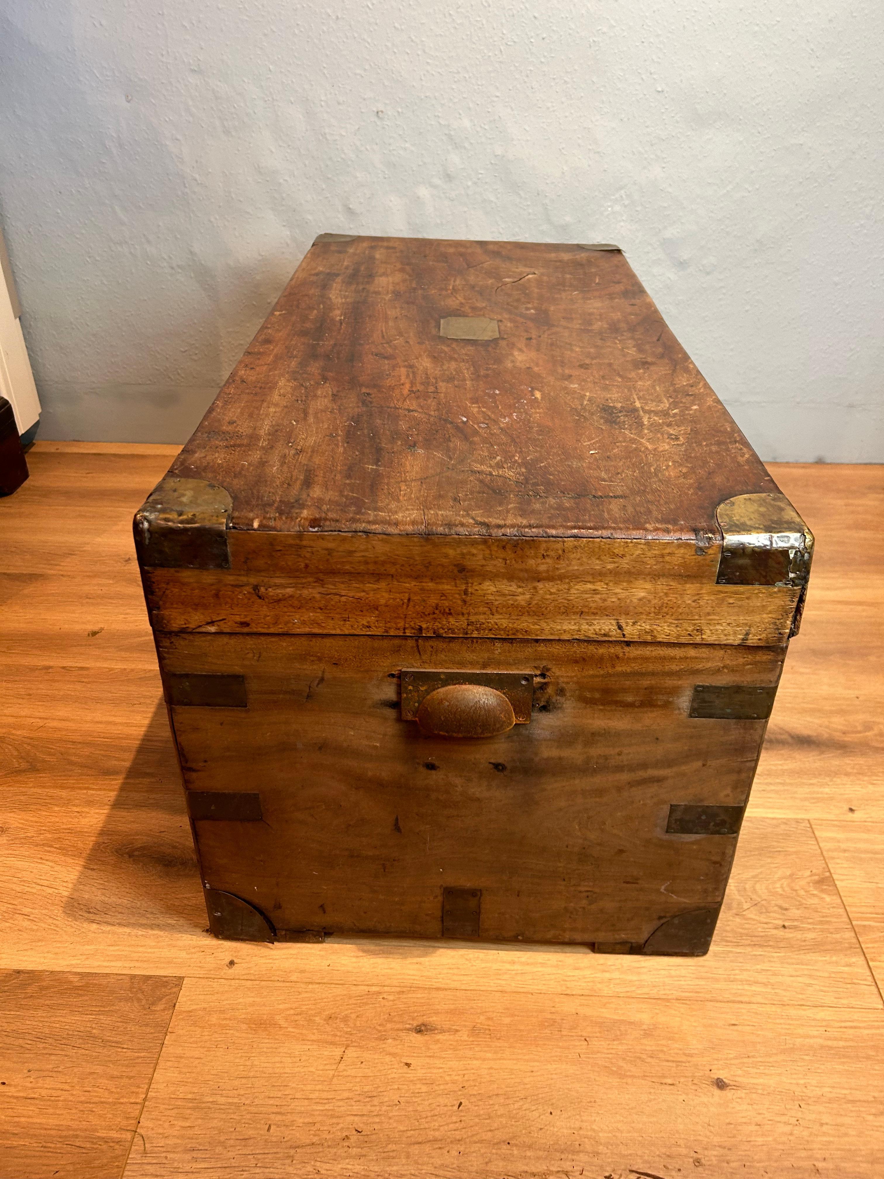 Grand coffre à camphre de la fin du 19e siècle, bien figuré et de couleur riche, avec des reliures en laiton, des poignées de transport de chaque côté. Ce coffre ferait une excellente table basse, doublée d'un coffre à couvertures/rangement.