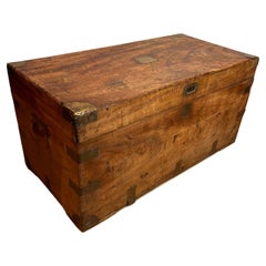 Baúl/Cofé de campaña de madera de alcanfor con herrajes y asas de latón 1880