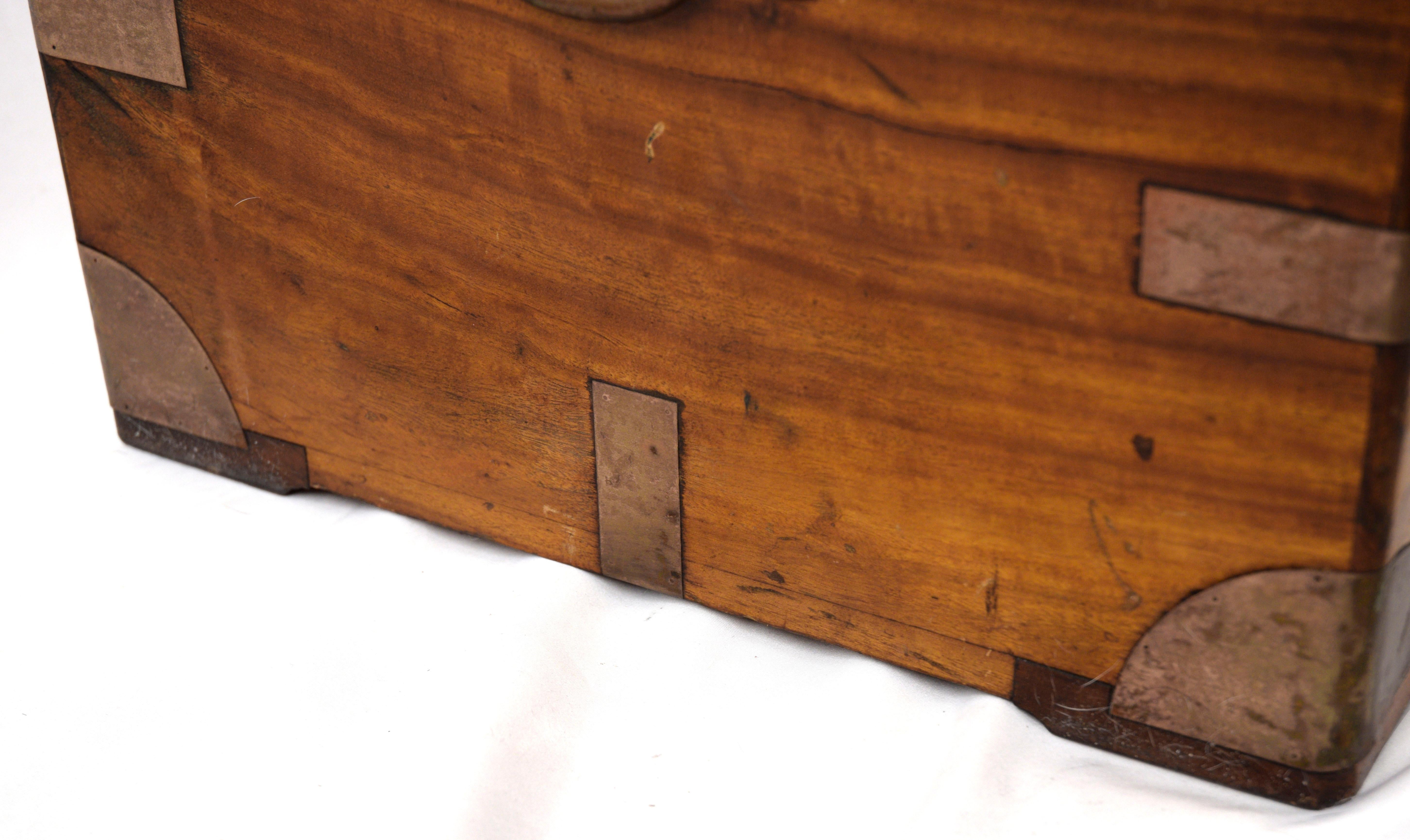 Camphorwood Campaign Chest - Late 19th Century Chinese Export Case (Medium) For Sale 2