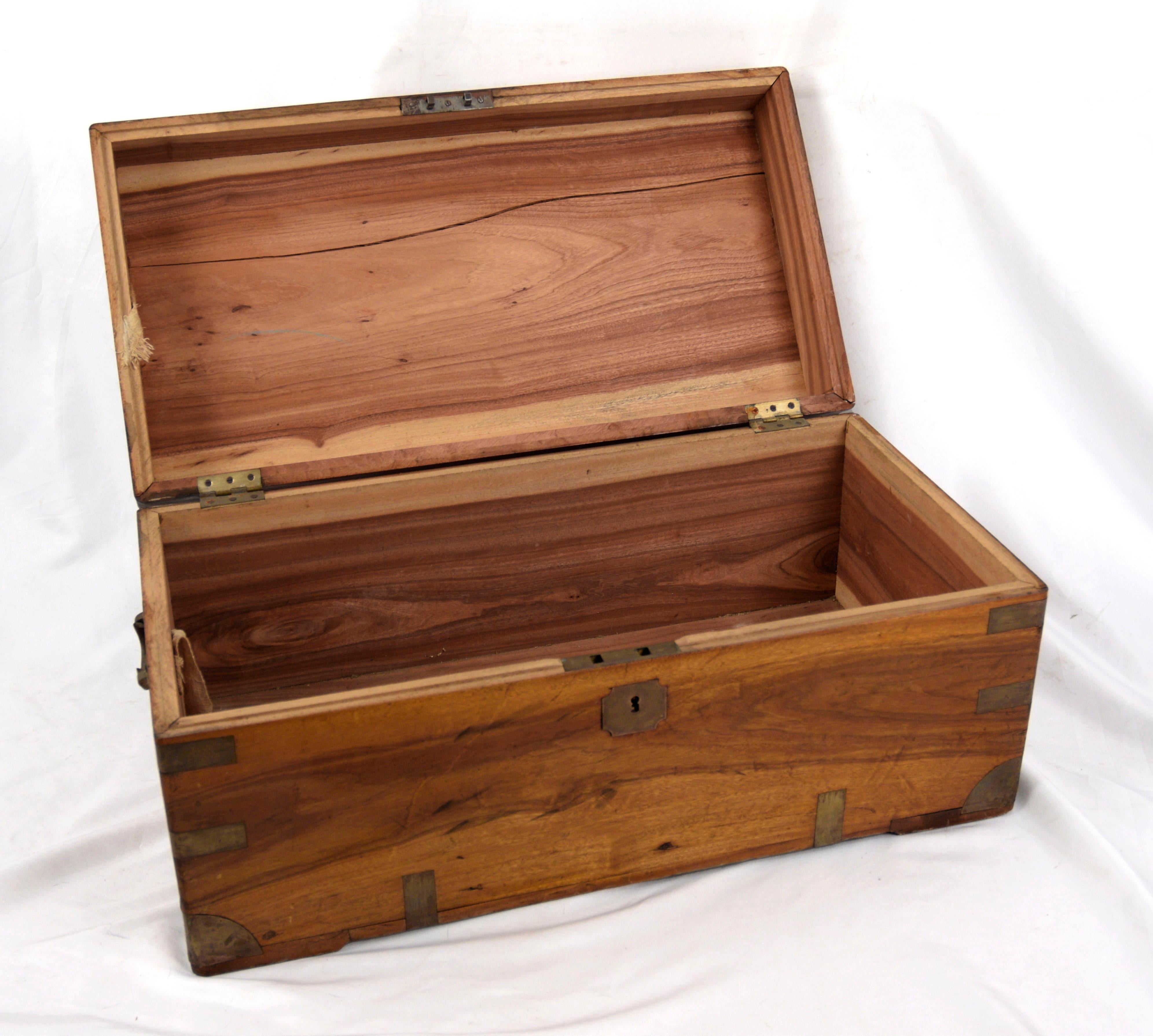 Camphorwood Campaign Chest - Late 19th Century Chinese Export Case (Medium) For Sale 3