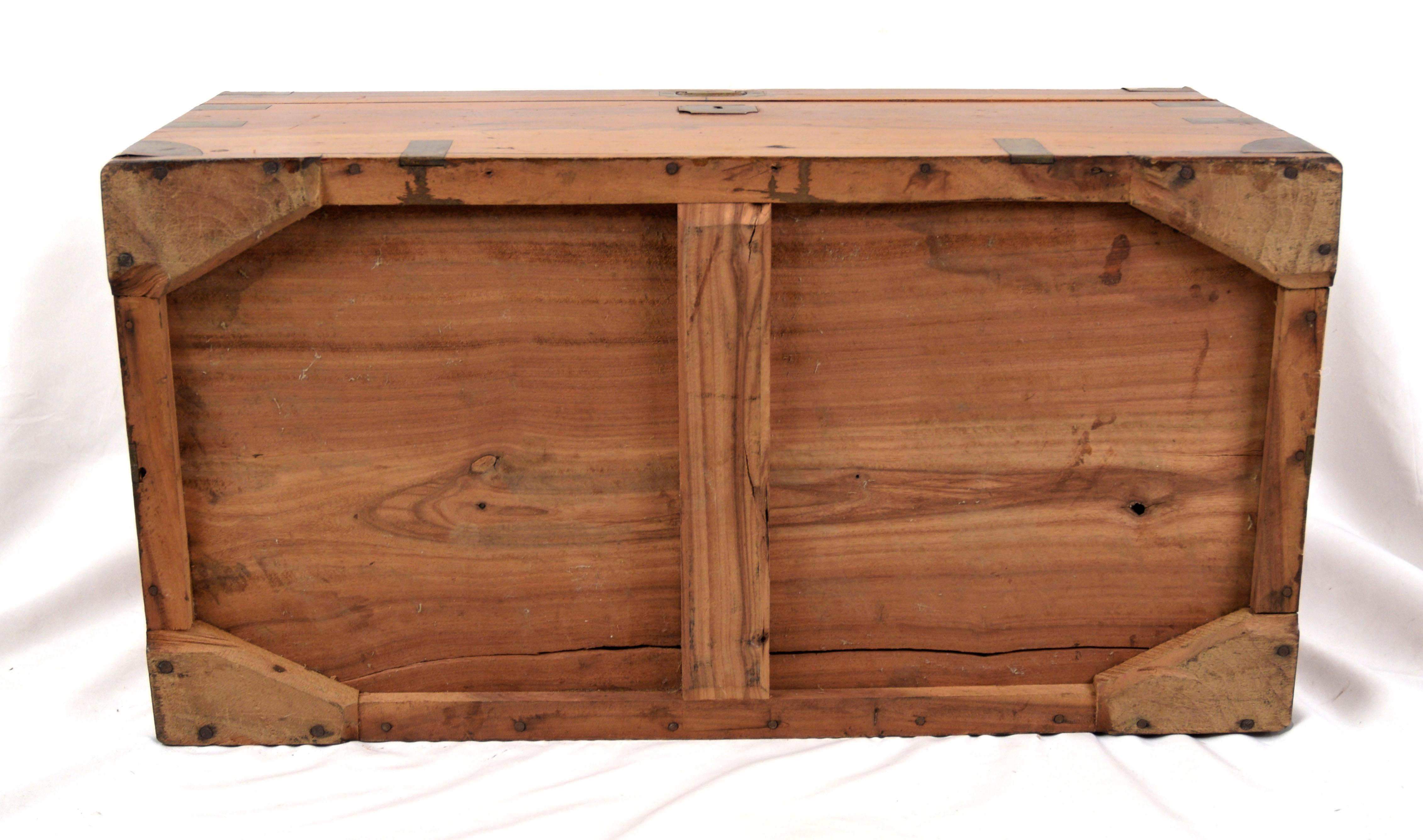 Camphorwood Campaign Chest - Late 19th Century Chinese Export Case (Medium) For Sale 4