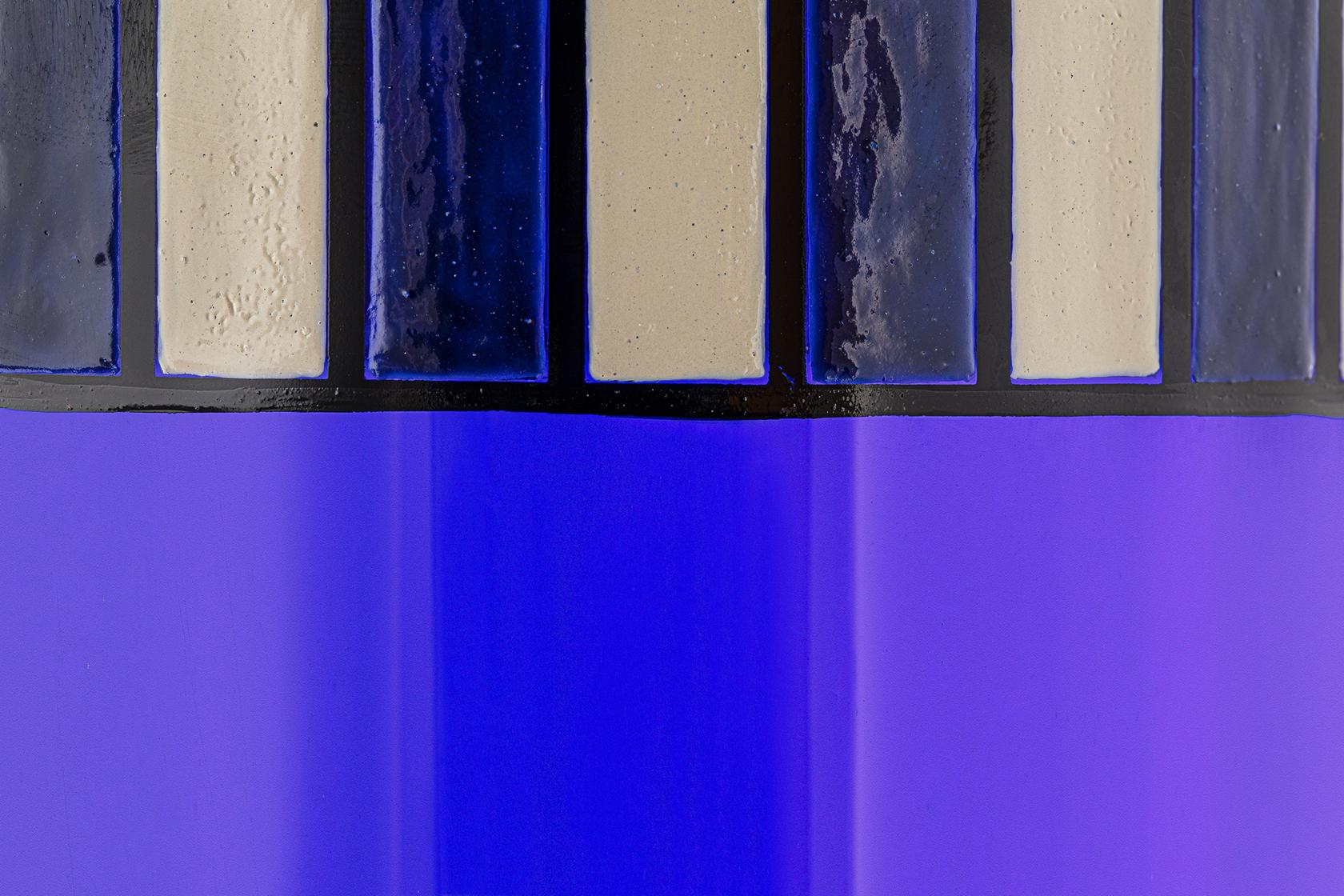 Collezione di vasi in vetro di Murano e smalto, in tre varianti di colore. Il particolare spessore della decorazione a smalto sulla superficie del vetro si ispira a una tecnica francese in voga negli anni '20, che si ritrova in alcuni pezzi iconici