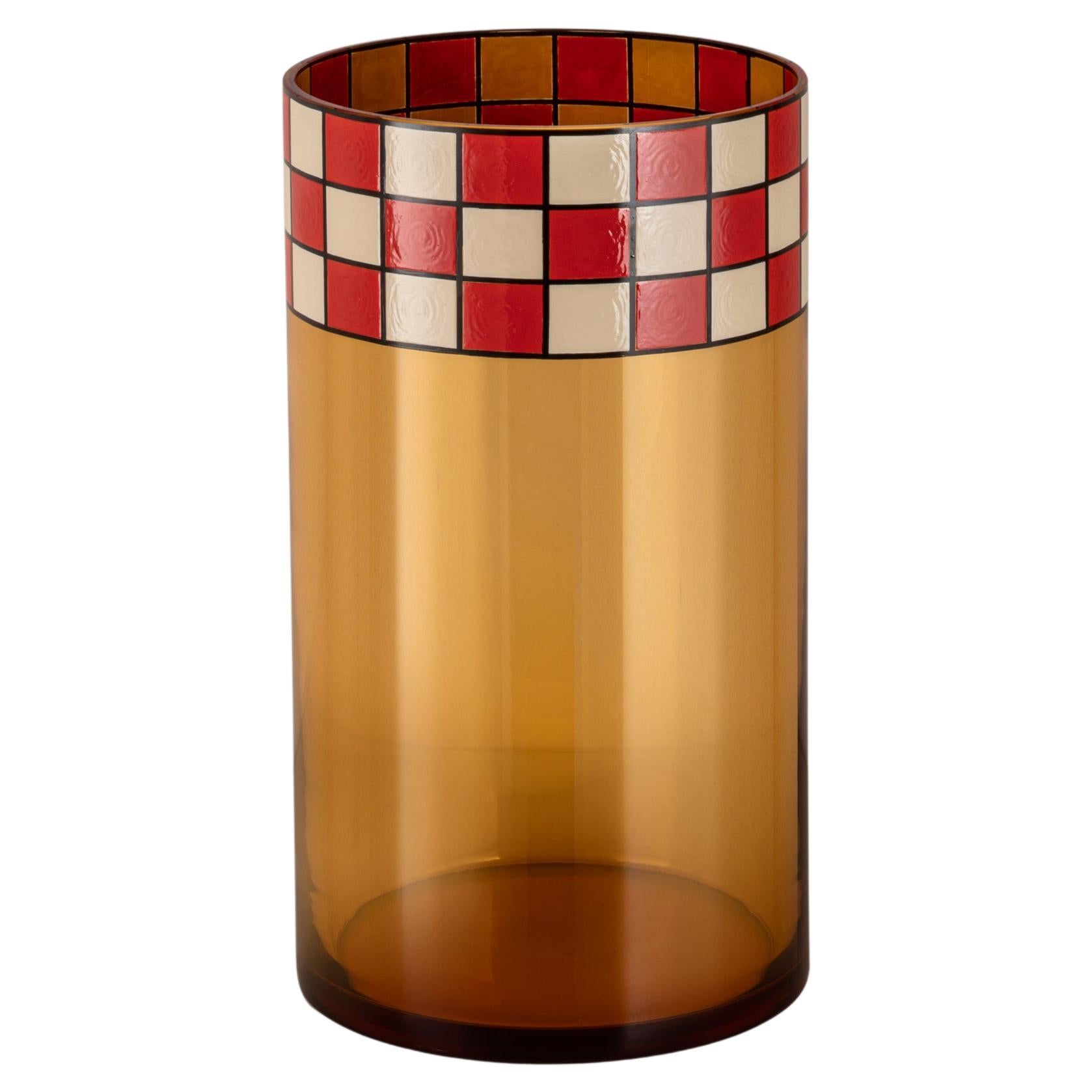 Collezione di vasi in vetro di Murano e smalto, in tre varianti di colore. Il particolare spessore della decorazione a smalto sulla superficie del vetro si ispira a una tecnica francese in voga negli anni '20, che si ritrova in alcuni pezzi iconici