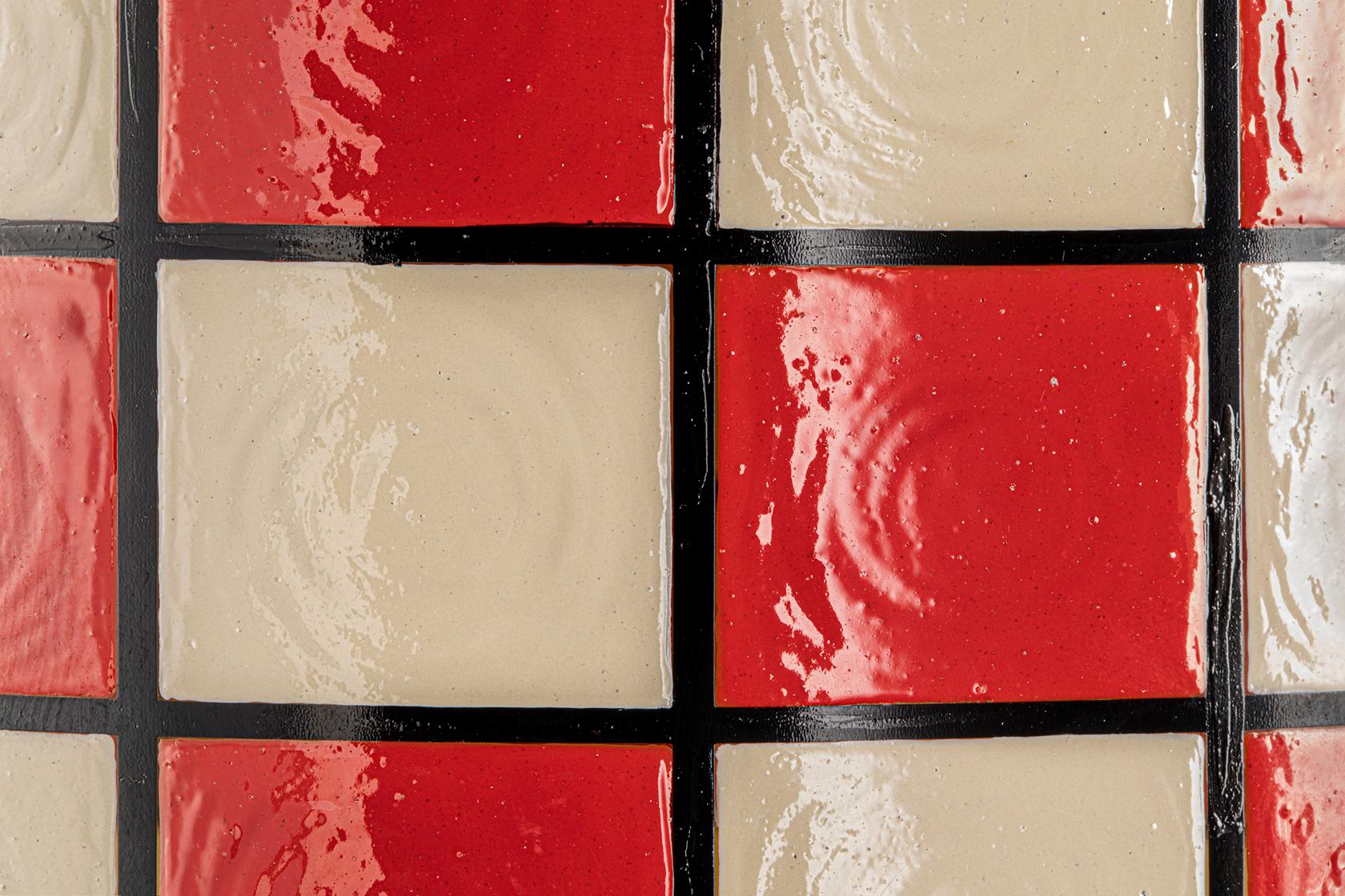 Collezione di vasi in vetro di Murano e smalto, in tre varianti di colore. La decorazione a smalto si ispira, nel particolare spessore sulla superficie del vetro, a una tecnica francese in voga negli anni '20, presente in alcuni pezzi iconici di