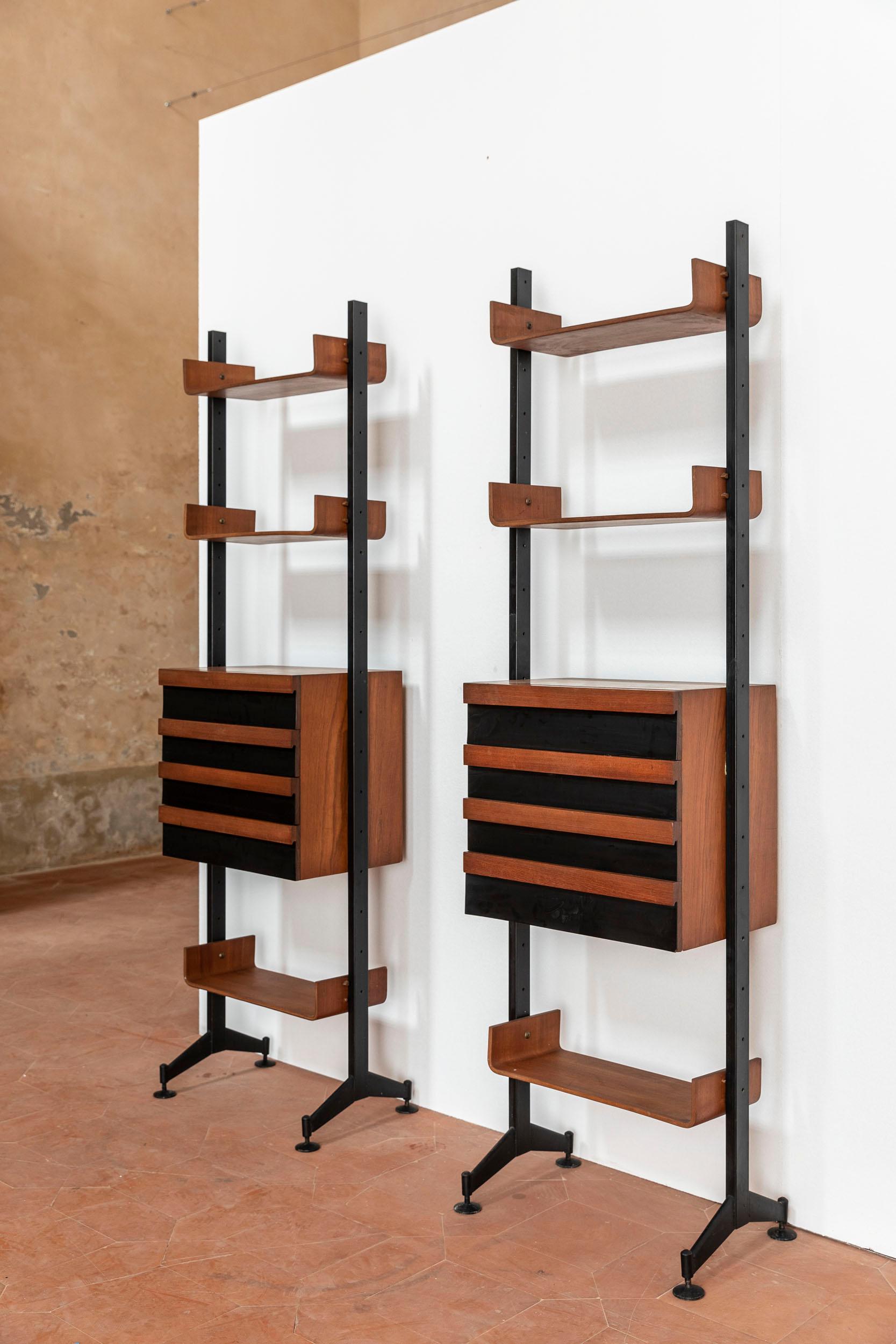 Pair of Franco Campo & Carlo Graffi bookshelves in black iron and rosewood. The bookshelf has a storage area with four drawers and three shelves made of curved rosewood veneer brown and black, all are attached to a black iron frame. 

Original