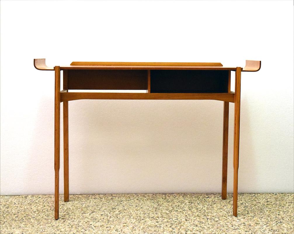 Console table design Campo and Graffi Italian production of the 1950s.
Oak frame with shaped front legs, curved plywood side shelves, under top with open storage drawer.
In excellent conditions.
 