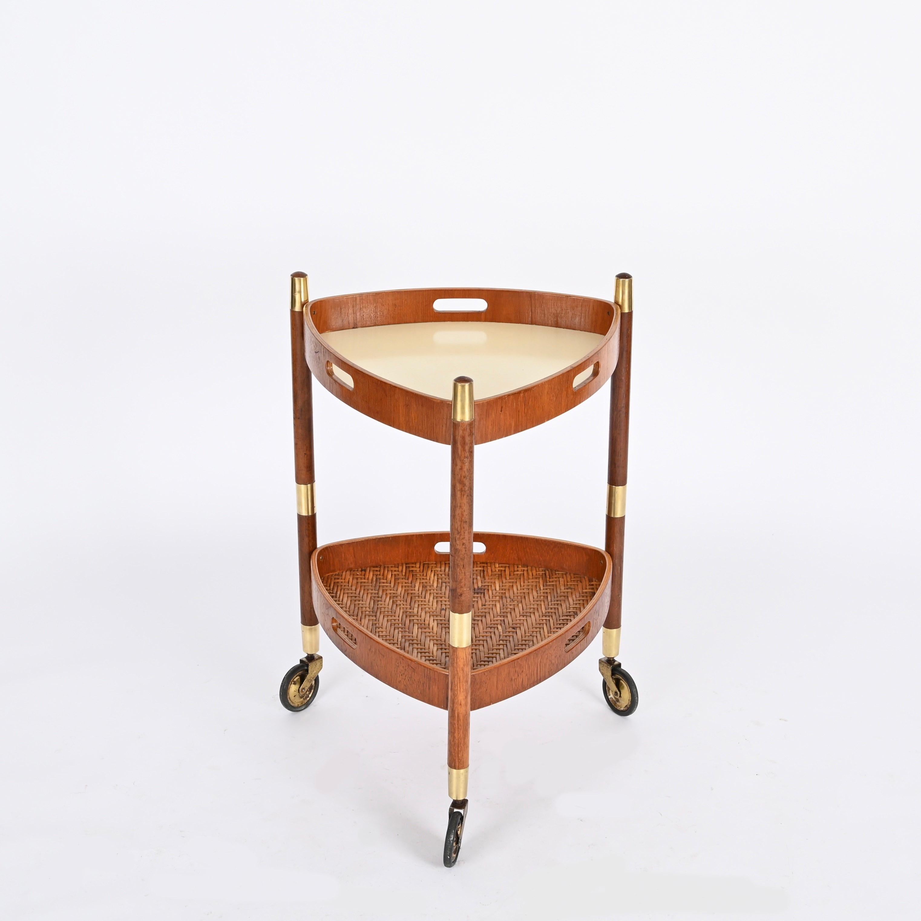 Mid-Century Modern Campo e Graffi Bar Cart w/ Removable Tray in Teak and Brass, Italy 1960s For Sale