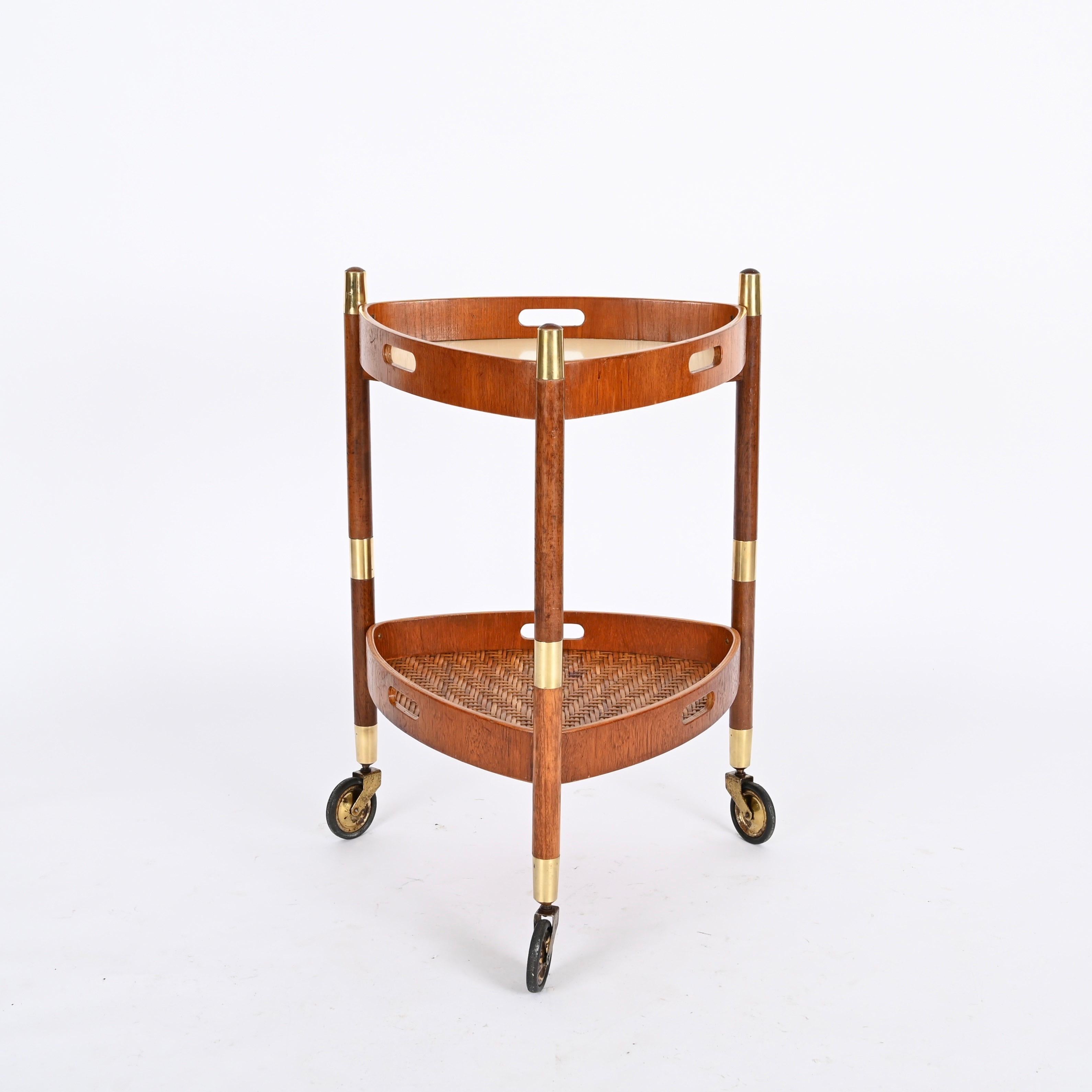 Hand-Crafted Campo e Graffi Bar Cart w/ Removable Tray in Teak and Brass, Italy 1960s For Sale