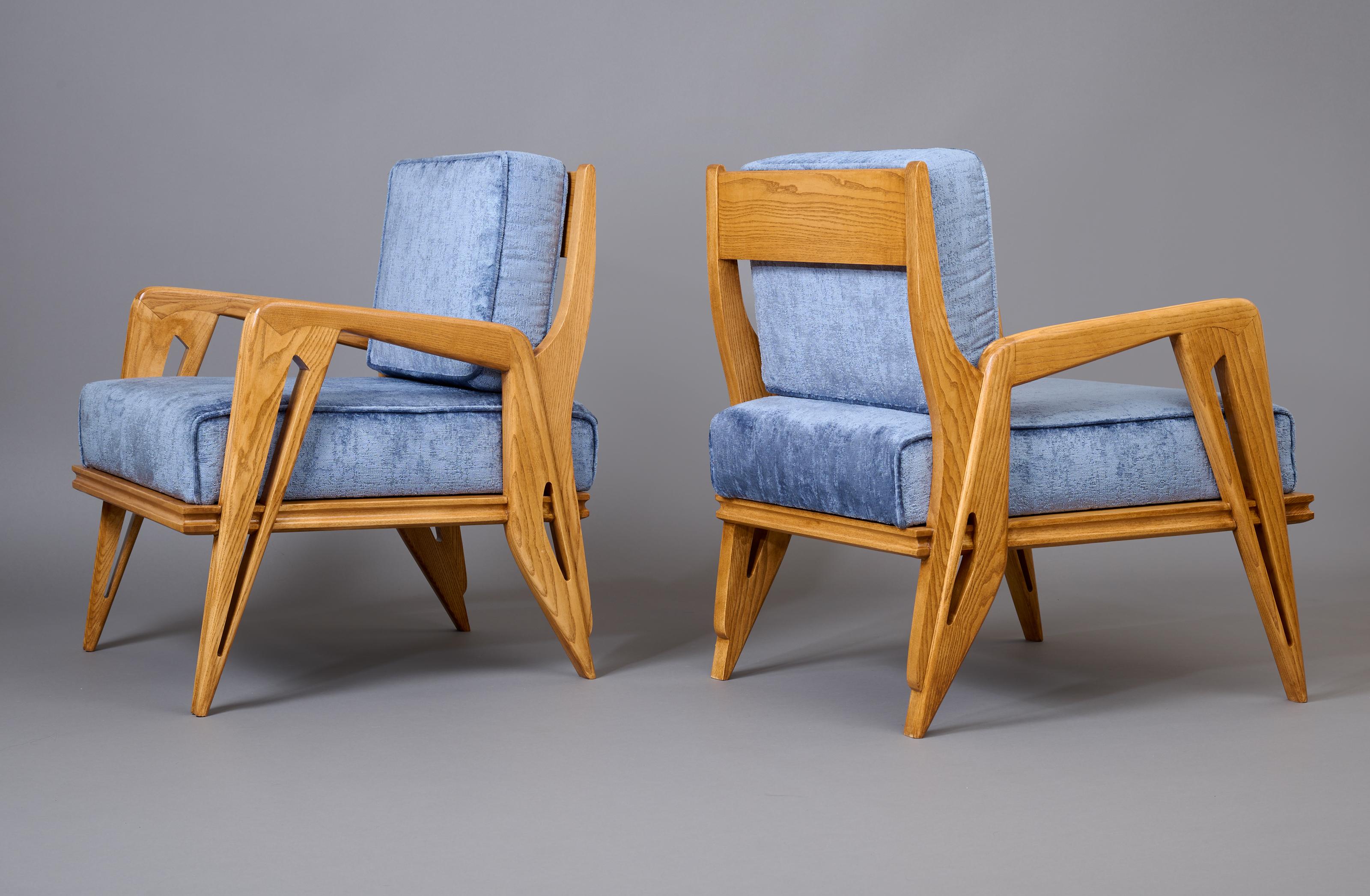 School of Turin 

An energetic, sculptural pair of modernist armchairs in blond oak, upholstered in blue velvet. With their dynamic engineering, these masterful School of Turin chairs take the organic voids of Carlo Mollino to biomorphic heights.