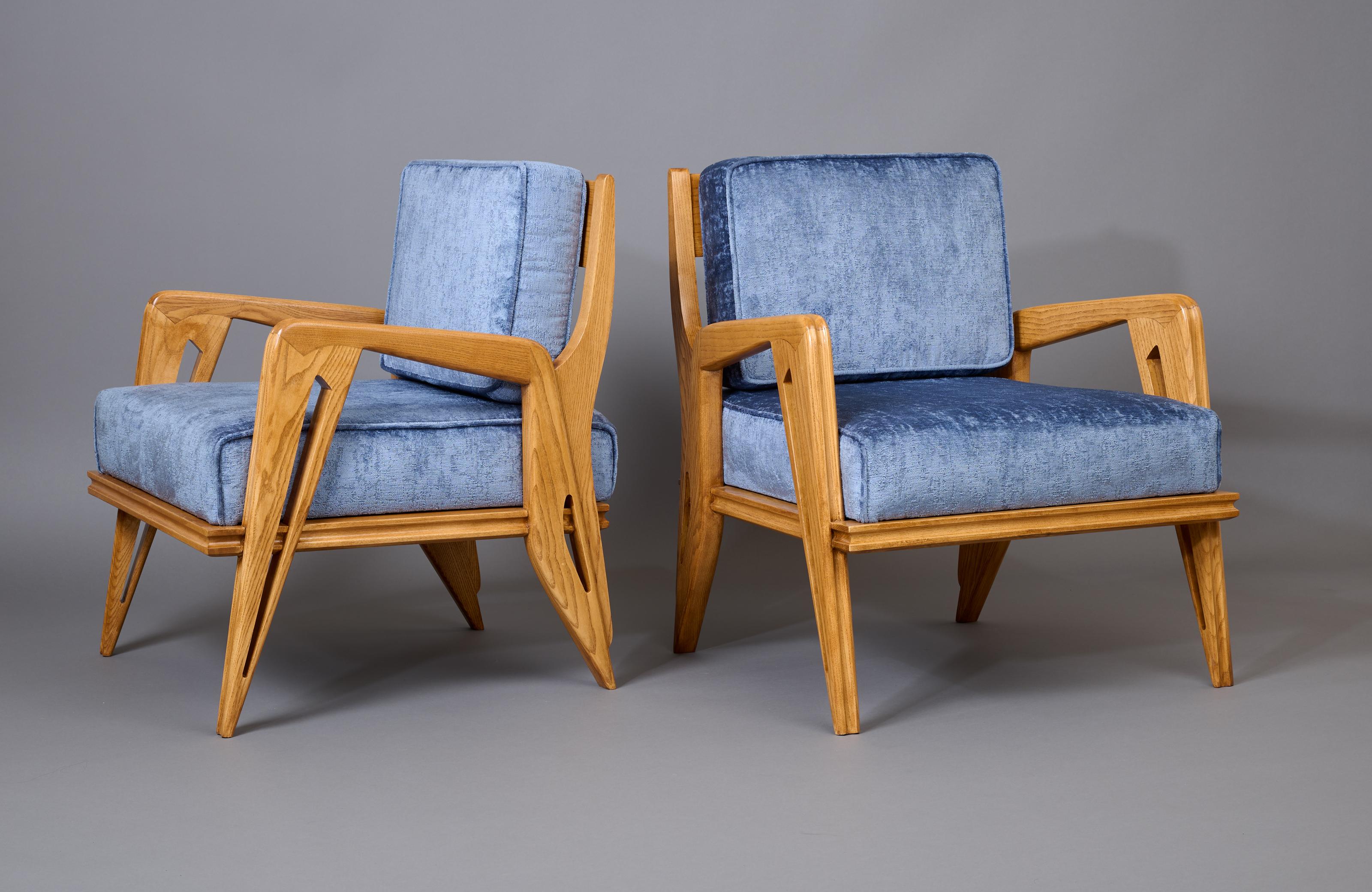 School of Turin: Dynamic Pair of Geometric Armchairs in Oak, Italy 1950s In Good Condition For Sale In New York, NY