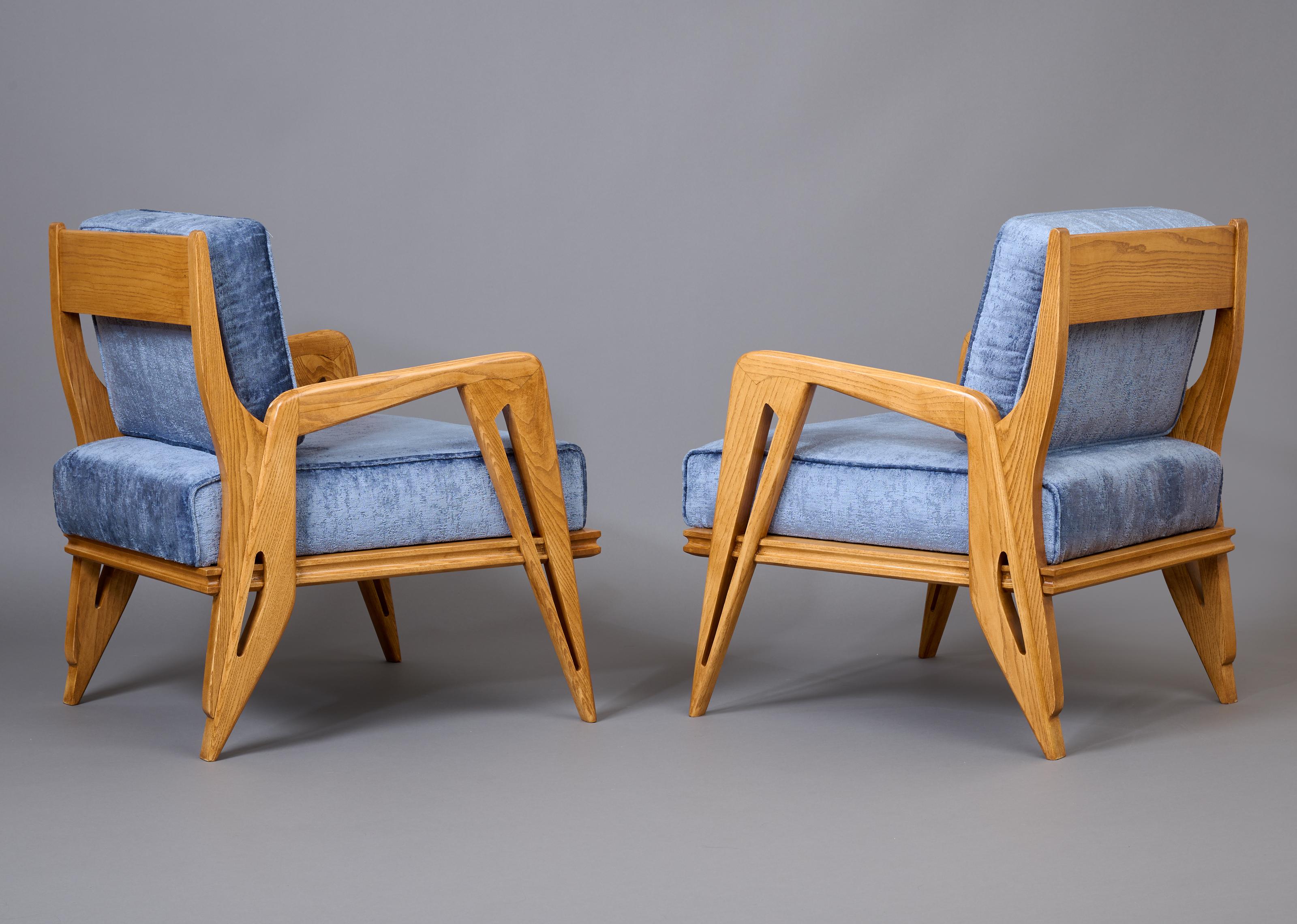 Mid-20th Century School of Turin: Dynamic Pair of Geometric Armchairs in Oak, Italy 1950s For Sale