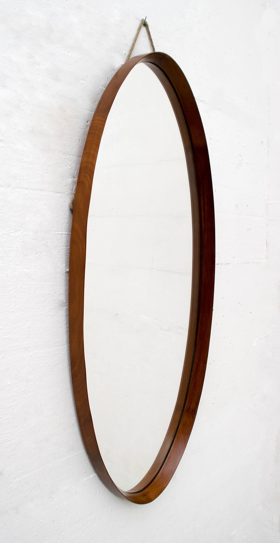 Campo E Graffi Mid-Century Modern Italian Walnut Oval Mirror, 1970s In Good Condition In Puglia, Puglia