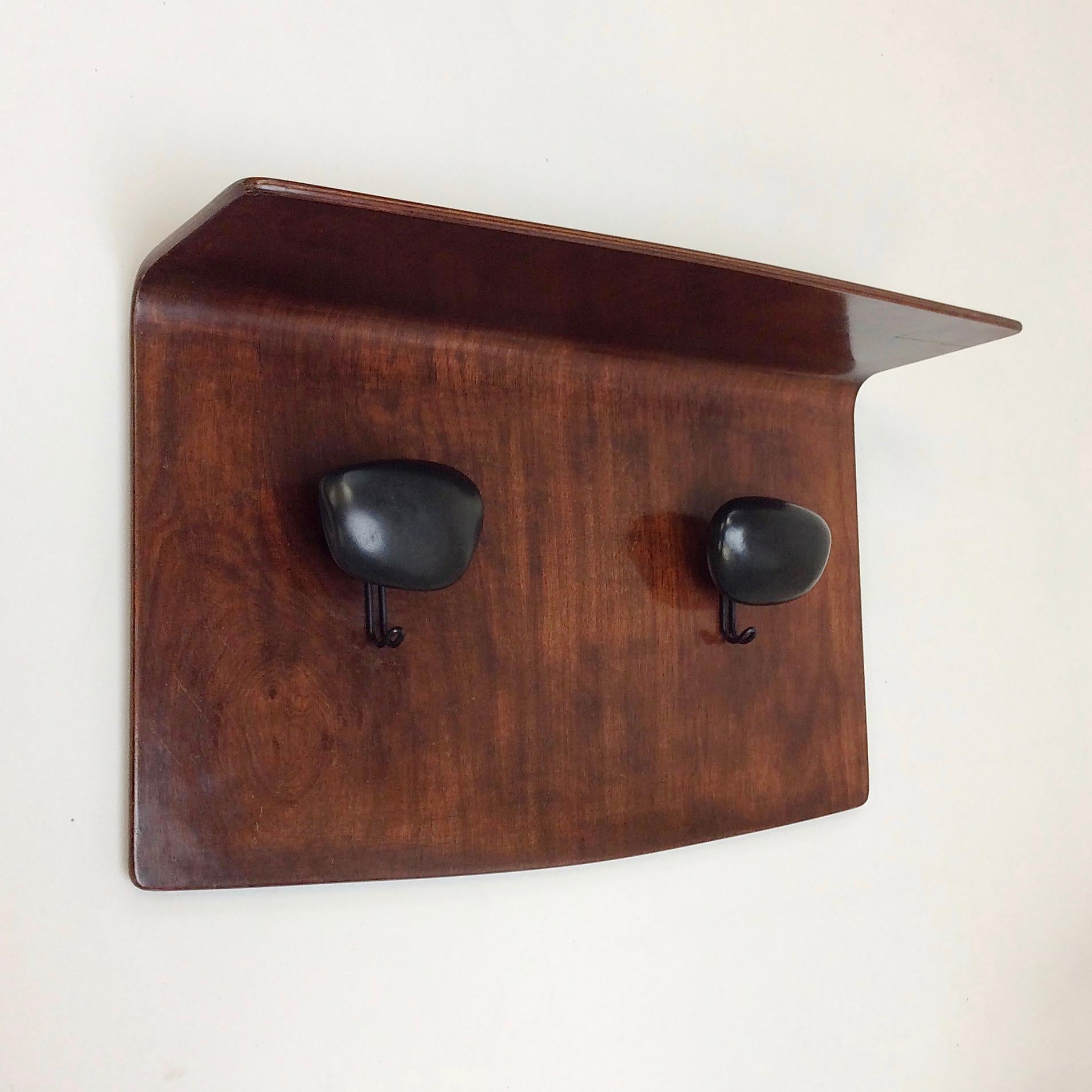 Rare Franco Campo and Carlo Graffi wall-mounted coat rack for Turino Home, circa 1950, Italy.
Plywood, metal and black ceramic.
Dimensions: 68 cm W, 41 cm H, 24 cm D.
All purchases are covered by our Buyer Protection Guarantee.

   