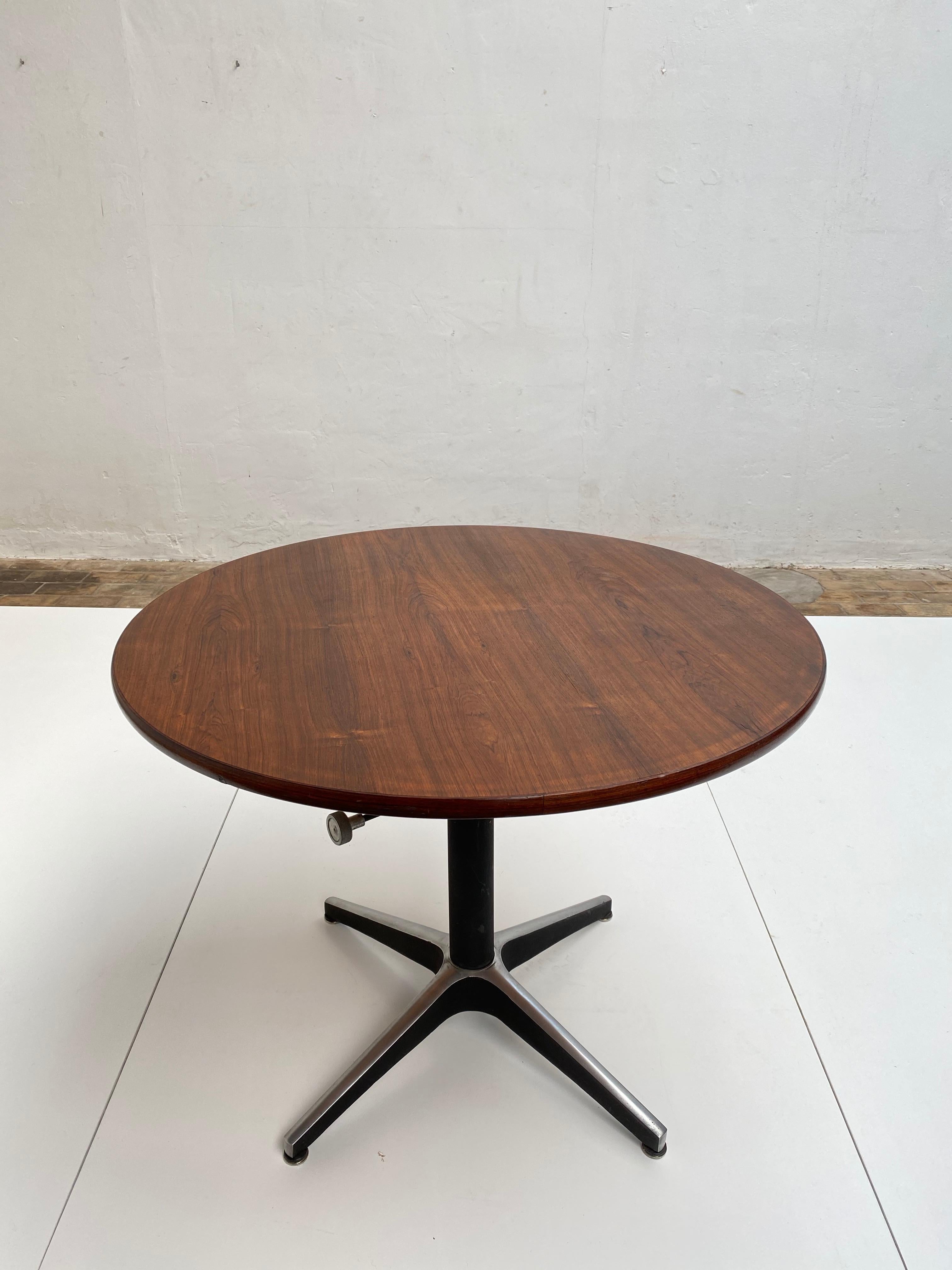 Rare and elegant circular form, adjustable height, dining table designed in 1959 by famed italian designers Franco Campo and Carlo Graffi for their own design company 'Home'.

 Campo & Graffi studied under and collaborated with Carlo Mollino on