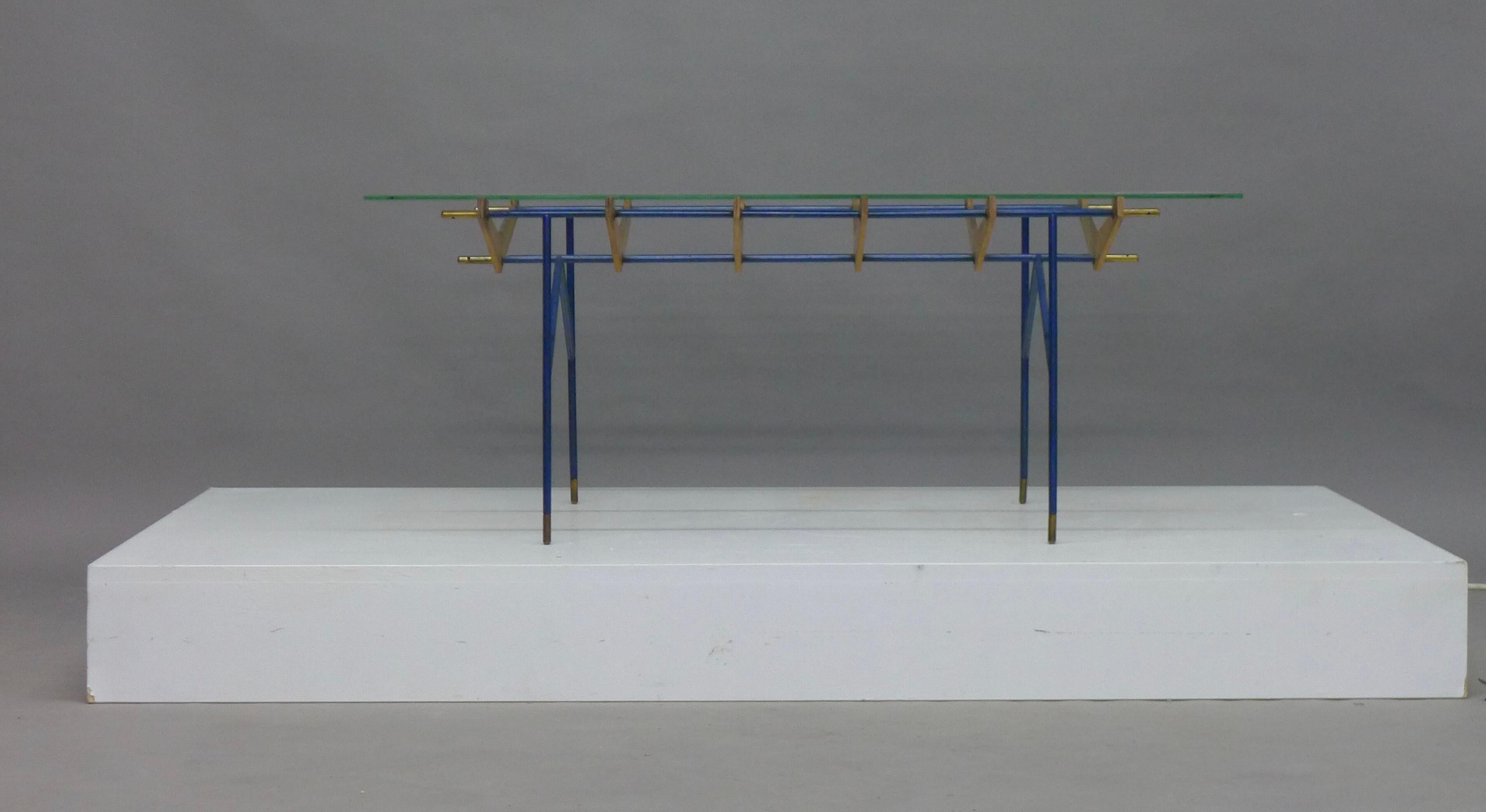 Table basse du milieu du siècle, attribuée à Franco Campo et Carlo Graffi, très proche de leur style, elle pourrait être de l'école de Turin de la même période, milieu des années 1950. 
Le plateau en verre repose sur 6 supports architecturaux en