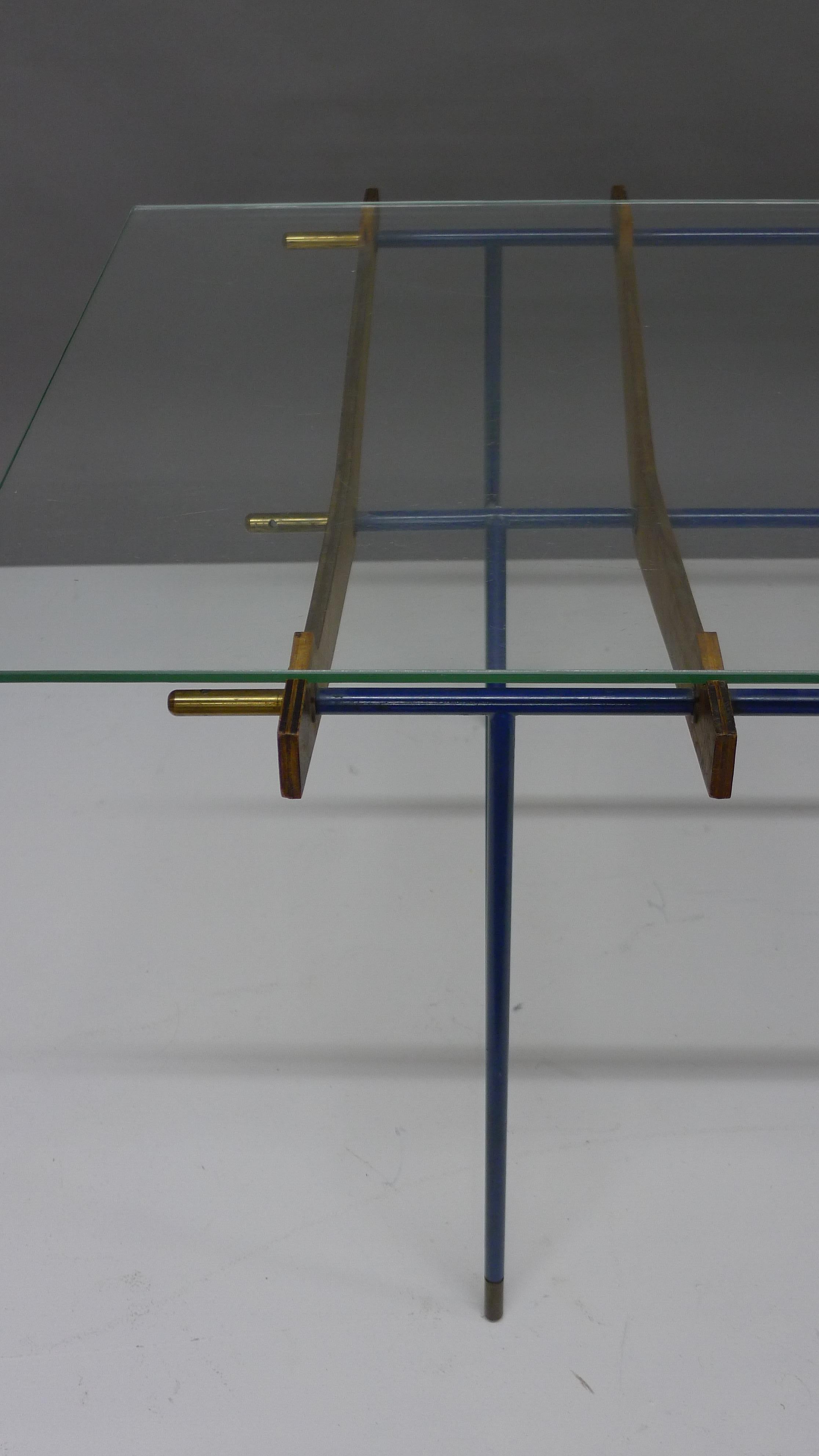 italien Table basse Campo Graffi « Attr », plateau en verre sur supports en contreplaqué côtelé en vente