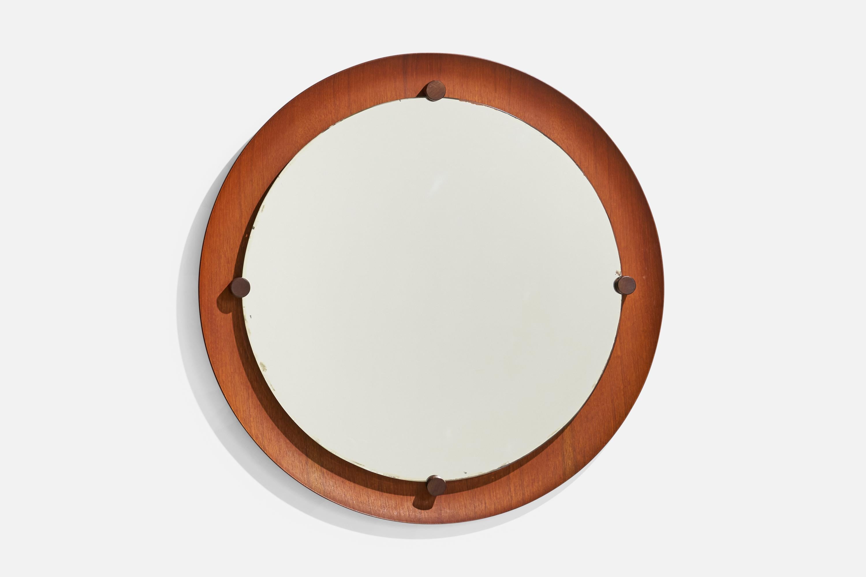 Un diseño de espejo de pared de latón y teca atribuido a Franco Campo & Carlo Graffi, presumiblemente fabricado por Home, Italia, años 50-60.
 