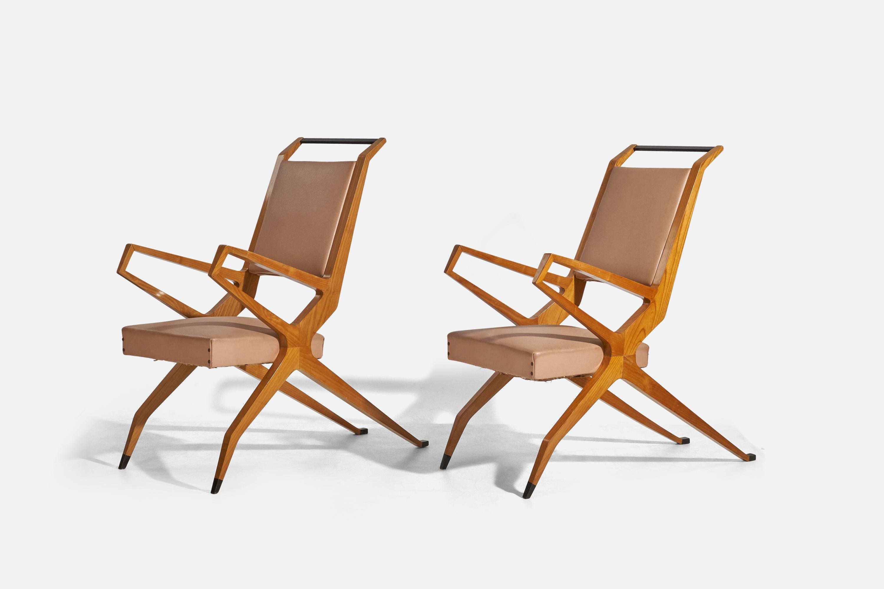 Paire de chaises longues en frêne, bois laqué, vinyle et laiton ; conception et réalisation attribuées à Franco Campo et Carlo Graffi, Italie, vers 1955.