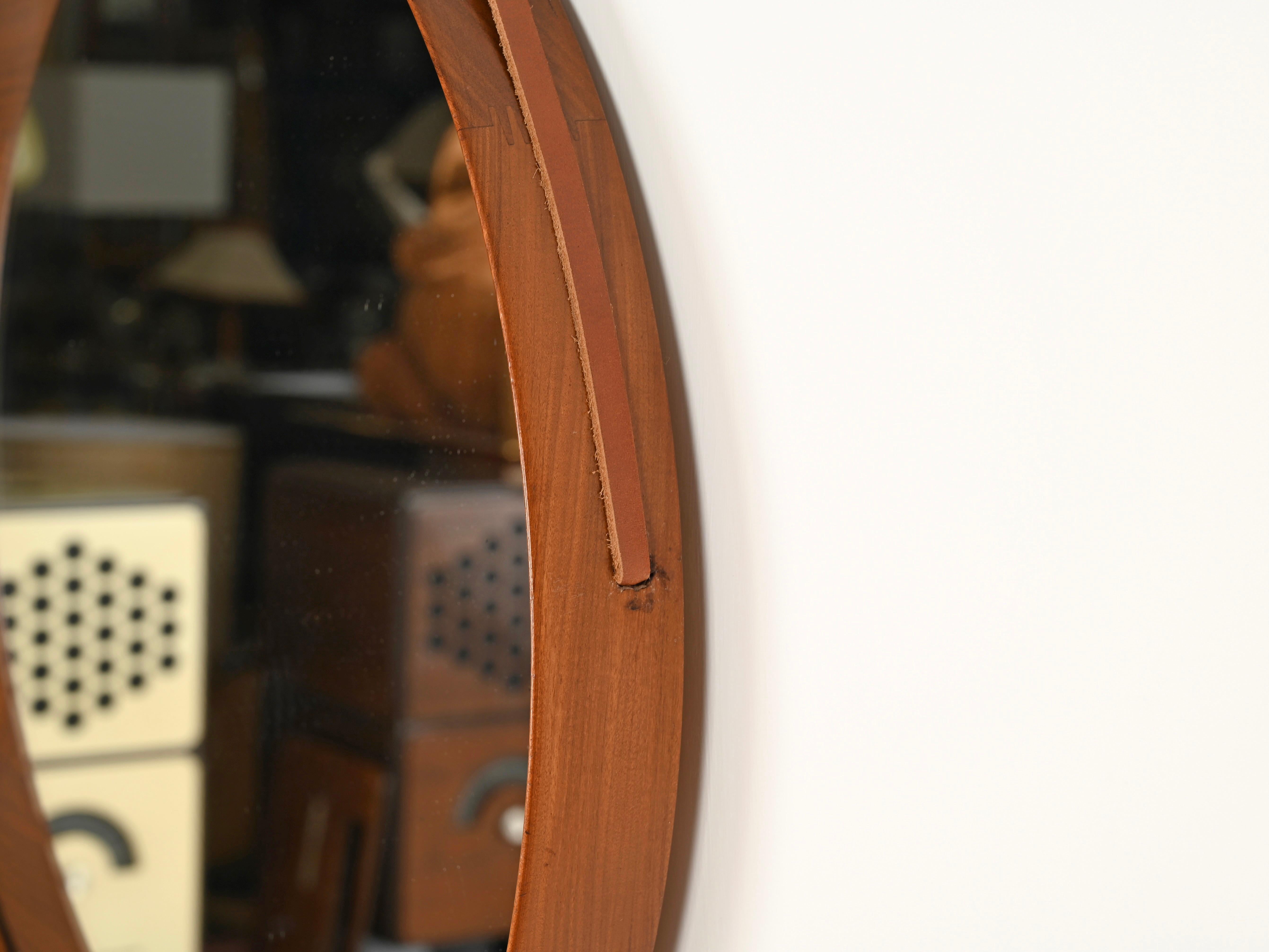 Hand-Crafted Campo & Graffi Italian Round Mirror in Walnut and Leather Signed by Cantu, 1960s For Sale