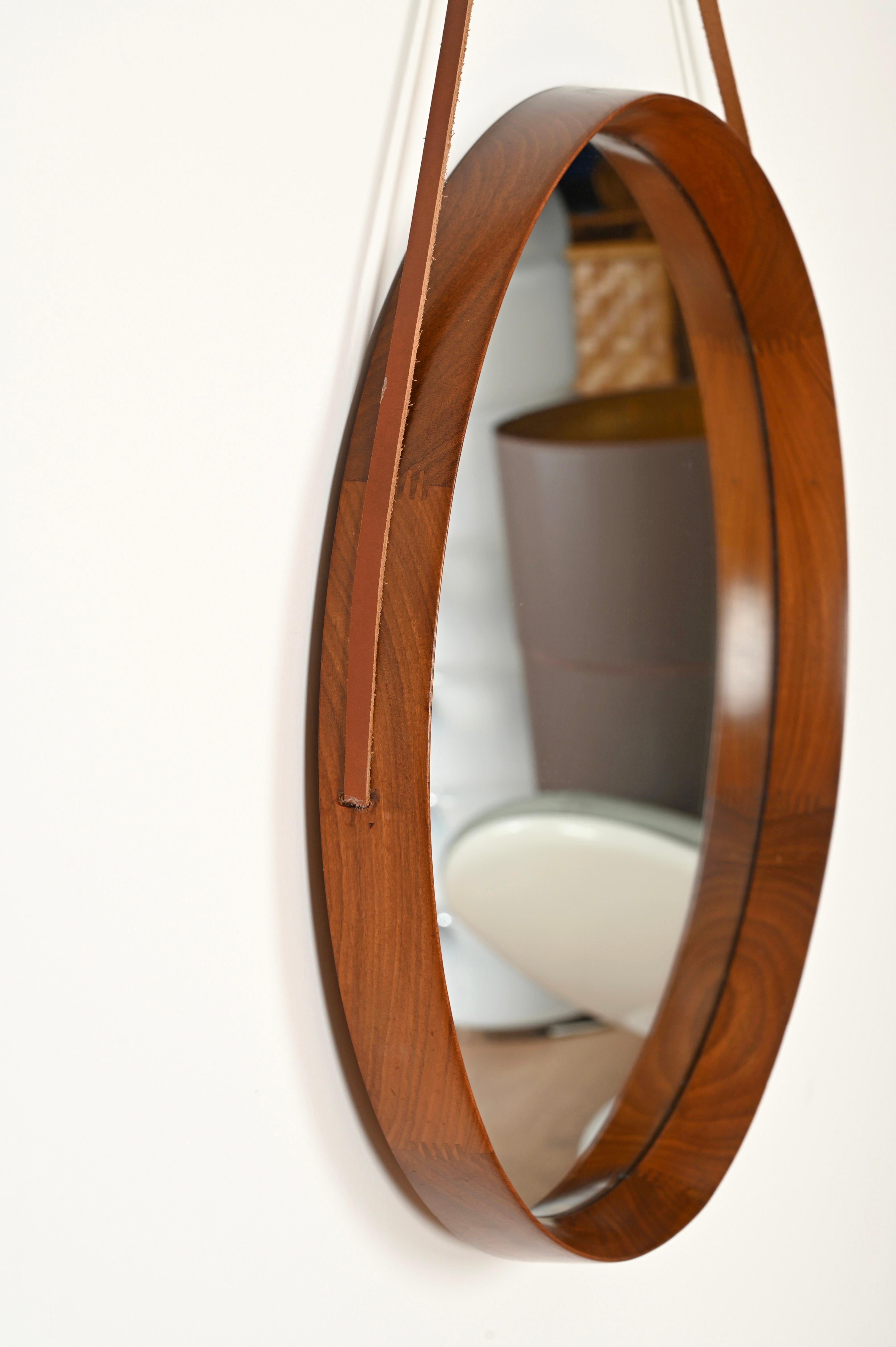 Campo & Graffi Italian Round Mirror in Walnut and Leather Signed by Cantu, 1960s In Good Condition For Sale In Roma, IT