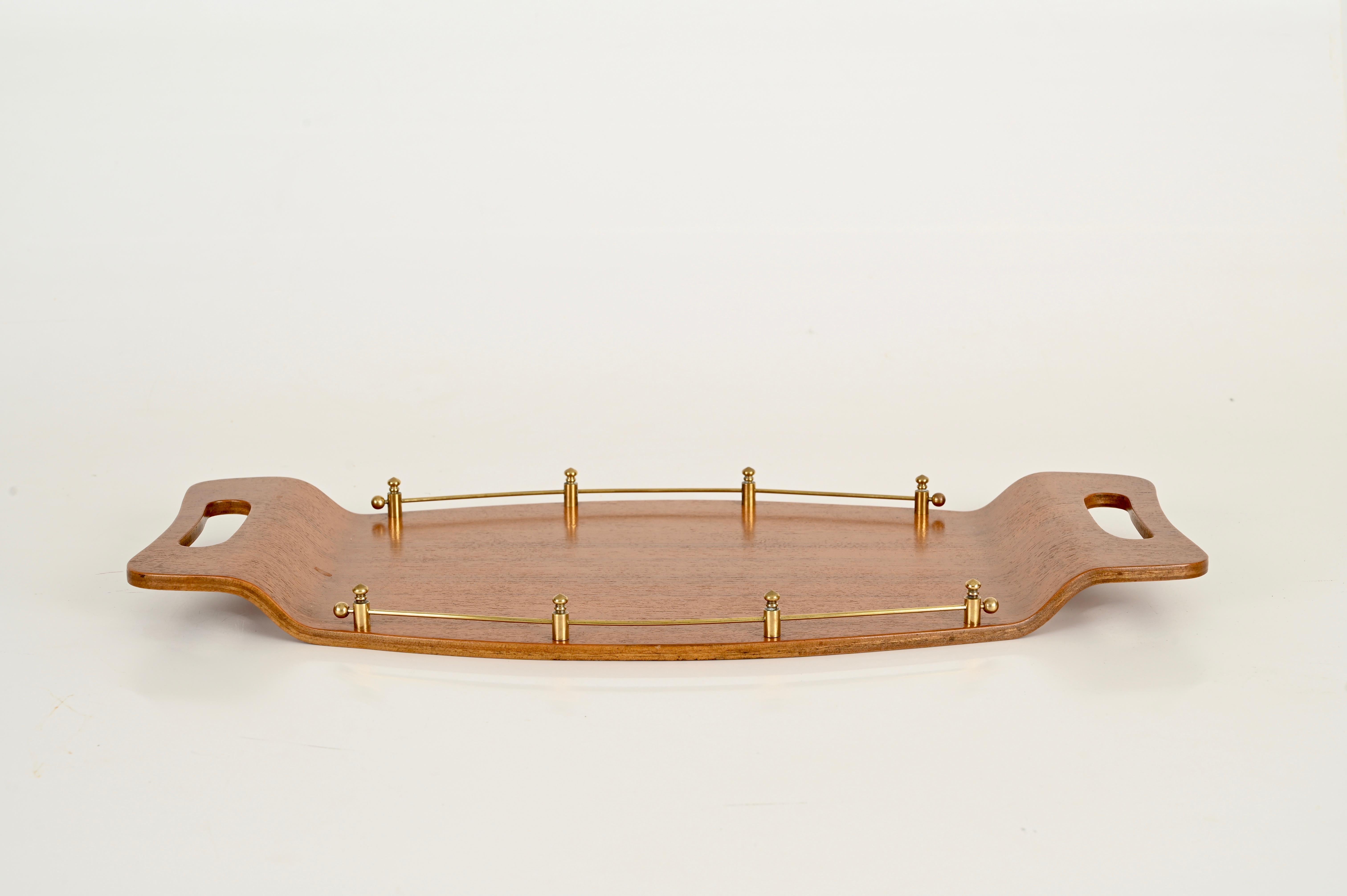 Mid-Century moderno Vassoio da portata Campo & Graffi in teak curvato e ottone, Italia, anni '50 in vendita