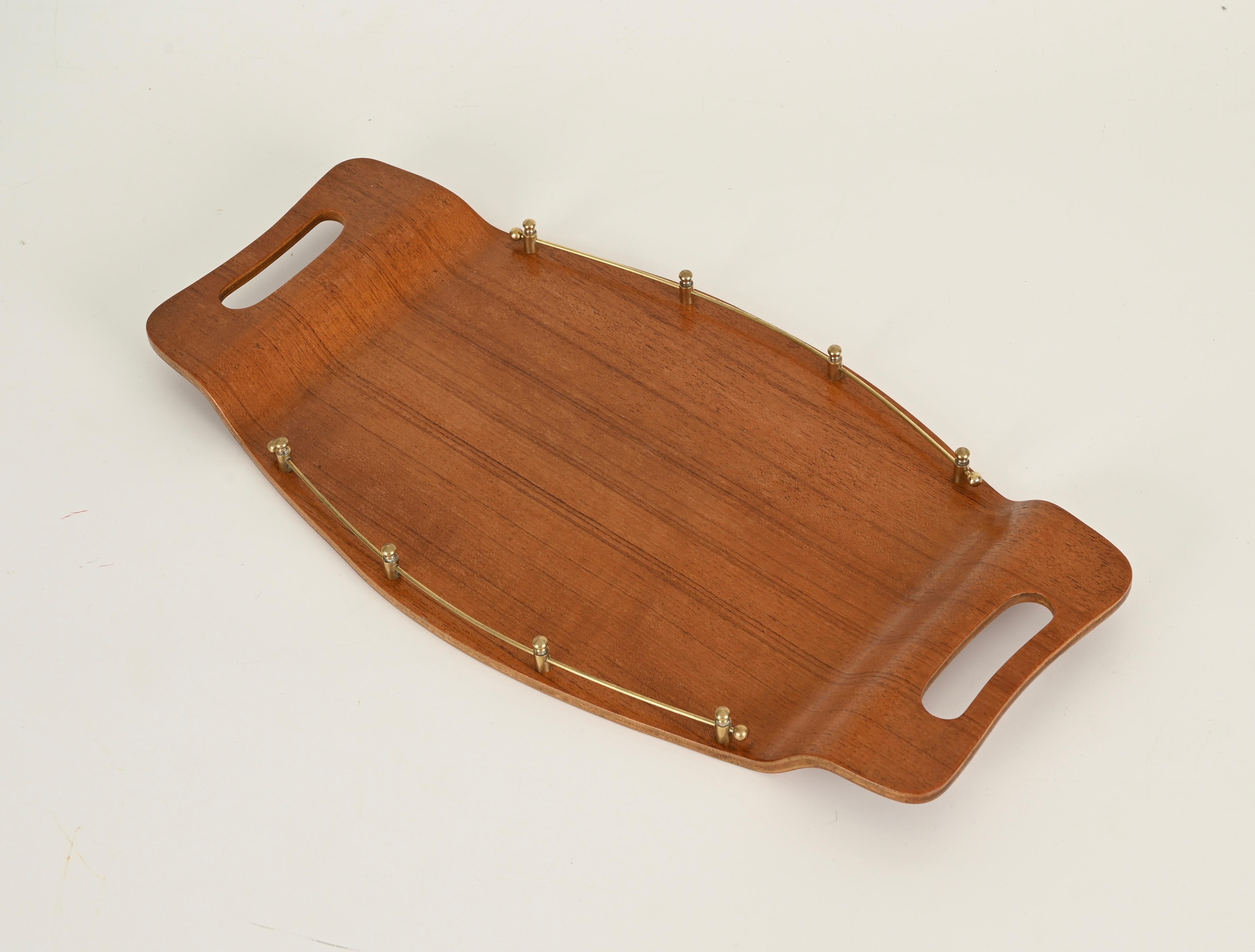 Vassoio da portata Campo & Graffi in teak curvato e ottone, Italia, anni '50 In condizioni buone in vendita a Roma, IT
