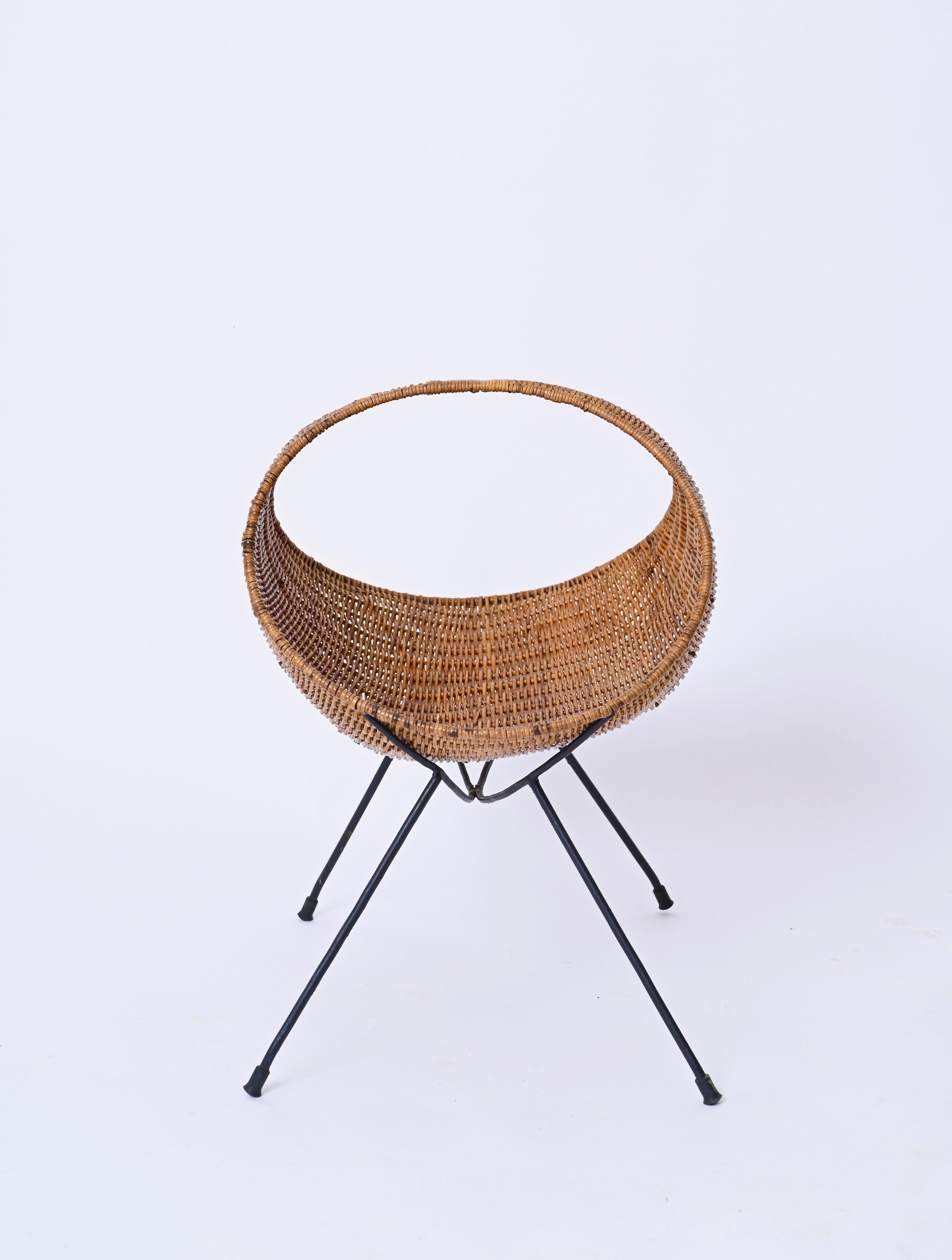 Campo & Graffi Magazine Rack in Wicker and Black Enameled Iron, Italy 1950s For Sale 5