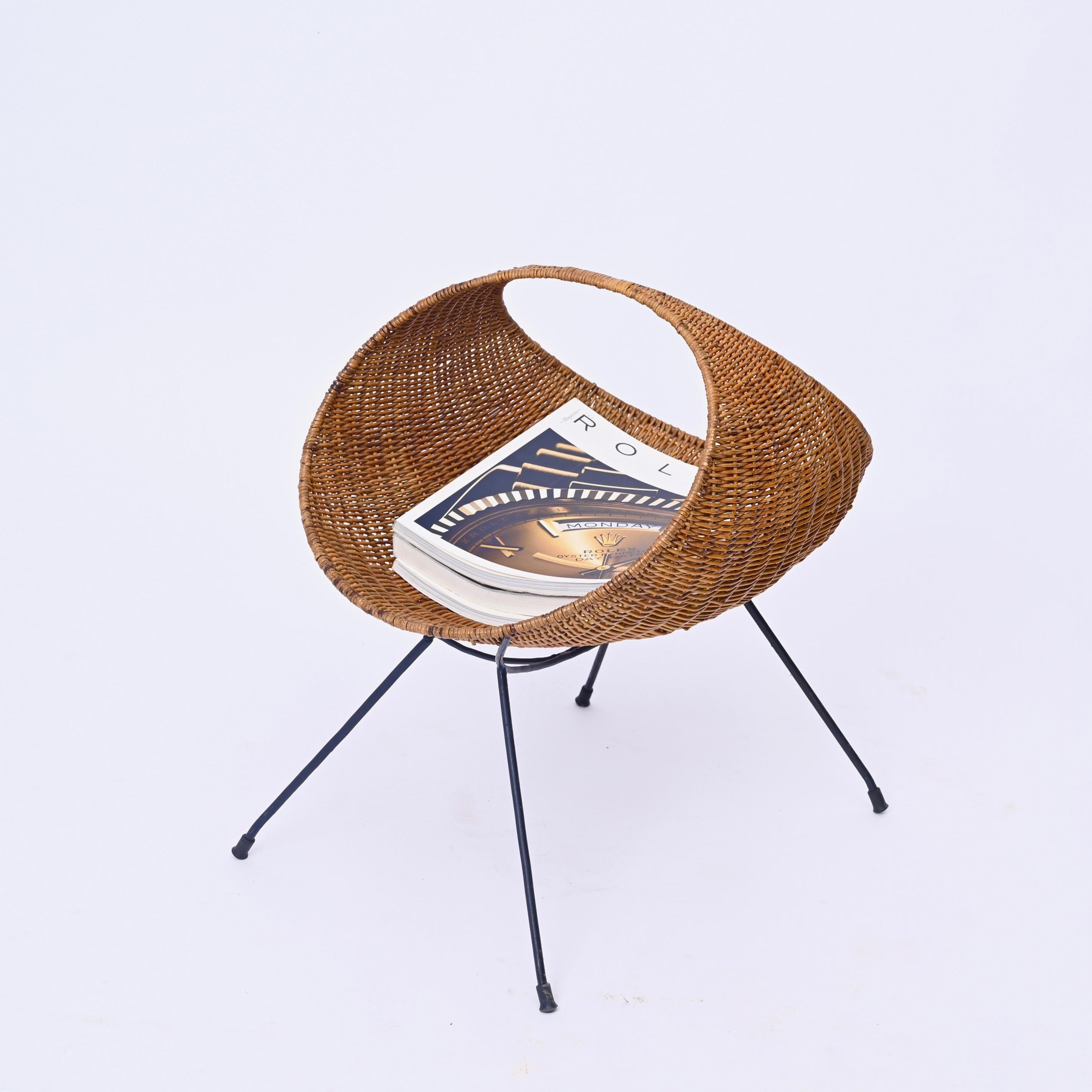 Mid-Century Modern Campo & Graffi Magazine Rack in Wicker and Black Enameled Iron, Italy 1950s For Sale