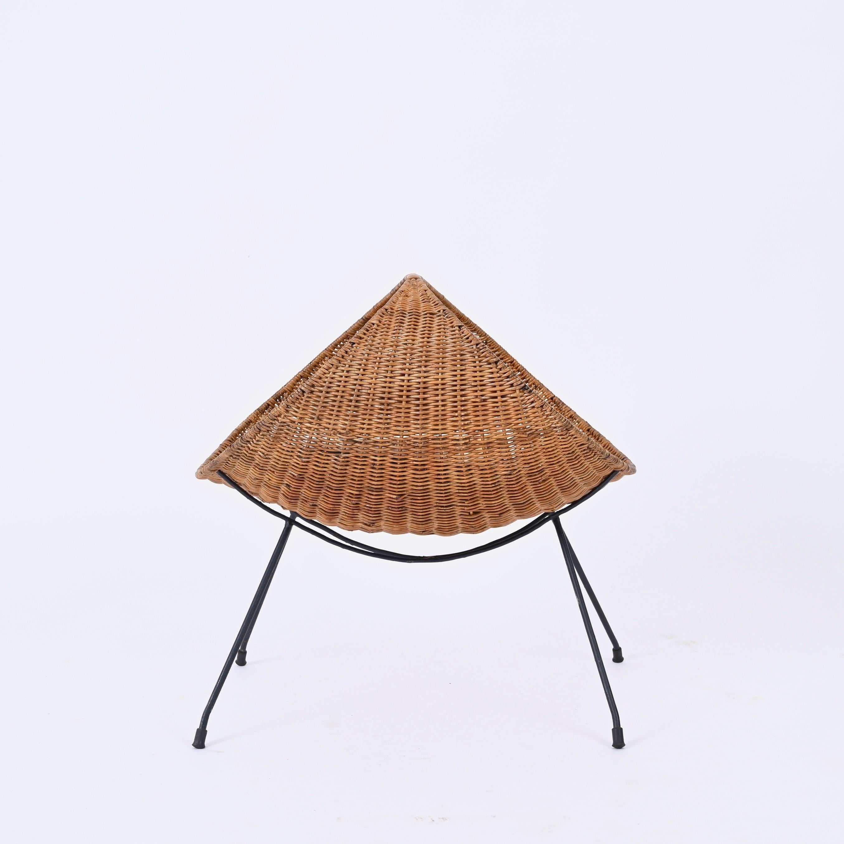 Italian Campo & Graffi Magazine Rack in Wicker and Black Enameled Iron, Italy 1950s For Sale