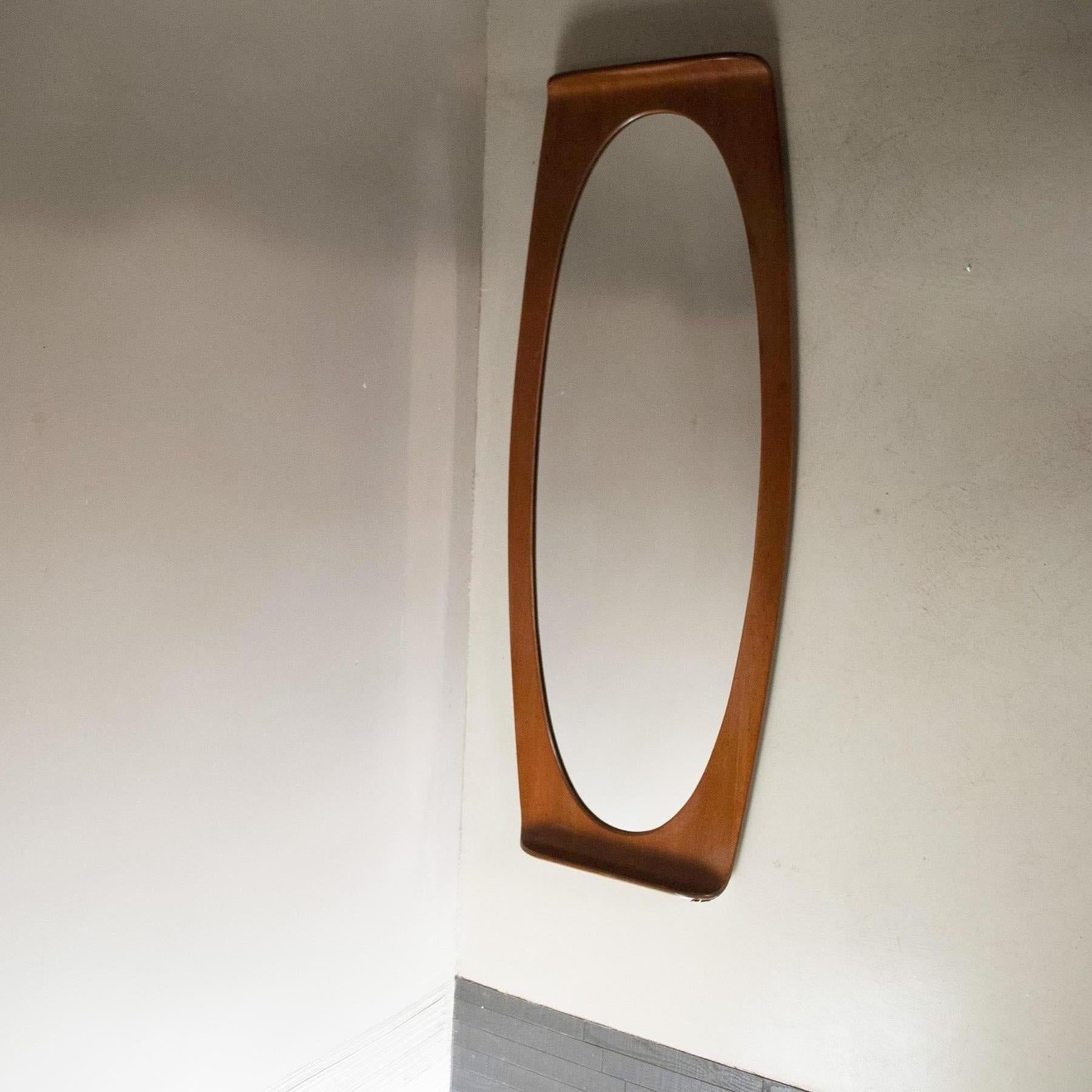 Wall mirror in curved teak wood Campo & Graffi prod. Campo e Graffi home, 1960s.