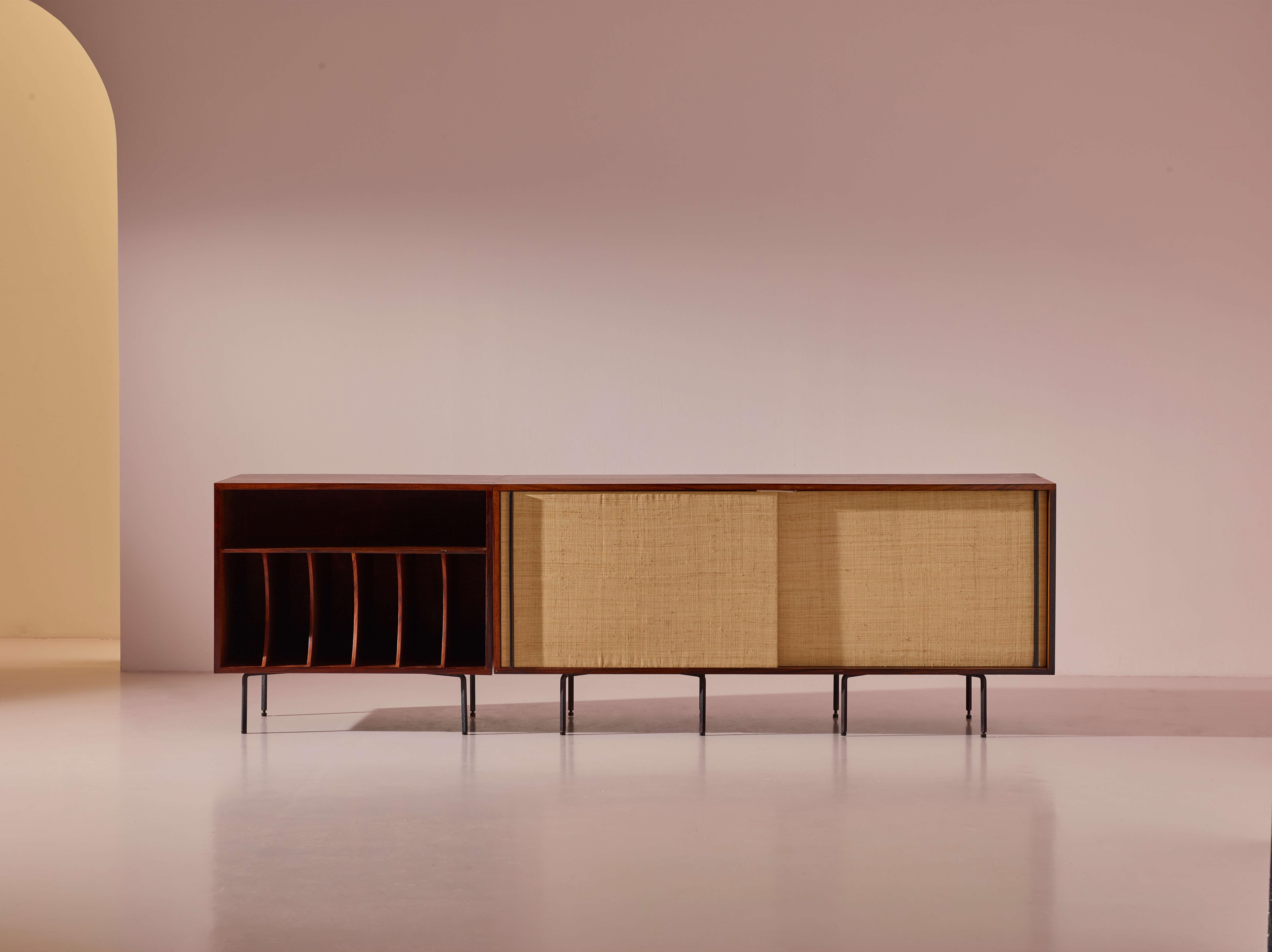 Credenza modulare in legno e metallo con cassetti e ante scorrevoli rivestite in canna di bambù, produzione italiana di 